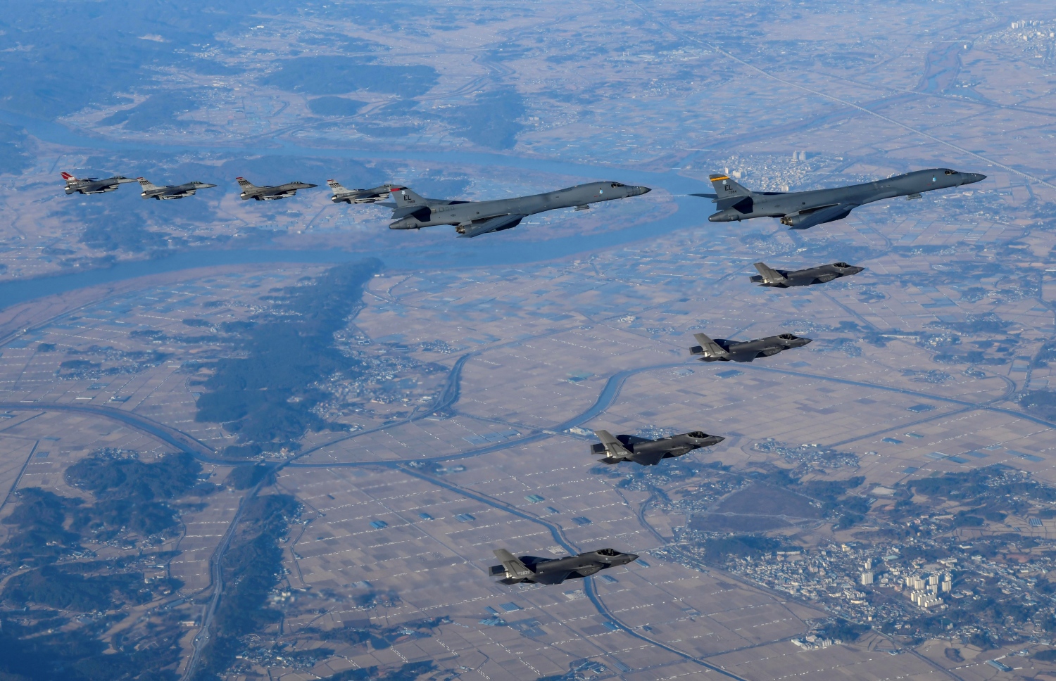 ނޮވެމްބަރ 5، 2022: ދެކުނު ކޮރެއާ އާއި އެމެރިކާ ގުޅިގެން ބޭއްވި އަސްކަރީ ފަރިތަކުރުންތަކުގައި ބައިވެރިވި، އެމެރިކާގެ ބީ-1ބީ މަރުކާގެ ބޮން އަޅާ ދެ ބޯޓާ އެކު، ދެކުނު ކޮރެއާ އާއި އެމެރިކާގެ ހަނގުރާމަތީ މަތިންދާބޯޓުތަކެއް، ދެކުނު ކޮރެއާގެ މަތިން ދަތުރުކުރަނީ. --އޭއެފްޕީ