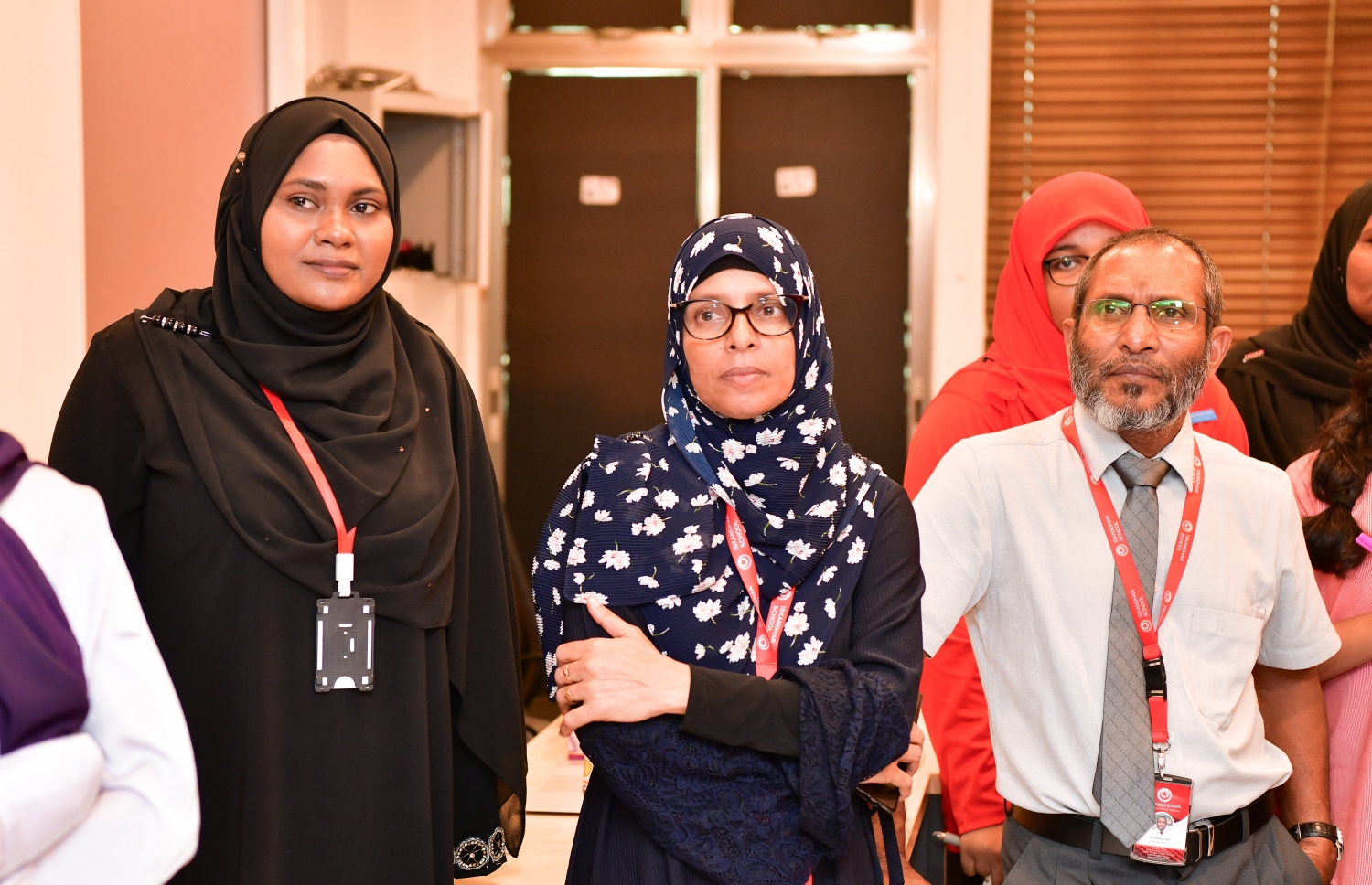 މާލެ- ނޮވެމްބަރު 7، 2022: ނޫސްވެރިކަމާ ބެހޭ މައުލޫމާތު ހޯދަން އިސްކަންދަރު ސްކޫލުގެ ބައެއް ދަރިވަރުން "މިހާރު" ނޫހަށް ކުރި ޒިޔާރަތުގައި ސްކޫލުގެ ބައެއް އޮފިޝަލުން -- ފޮޓޯ: ނިޝާން އަލީ