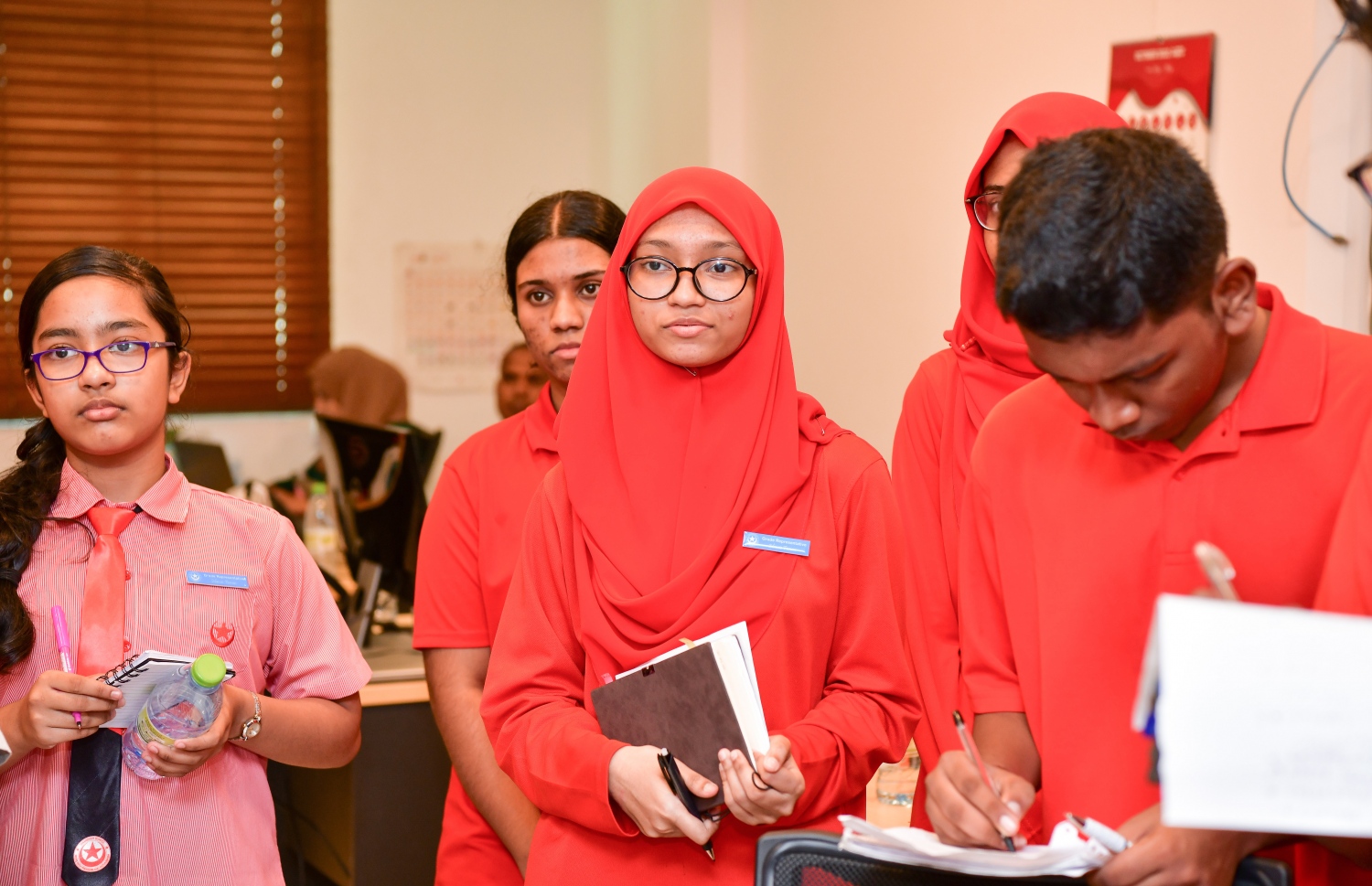 މާލެ- ނޮވެމްބަރު 7، 2022: ނޫސްވެރިކަމާ ބެހޭ މައުލޫމާތު ހޯދަން އިސްކަންދަރު ސްކޫލުގެ ބައެއް ދަރިވަރުން "މިހާރު" ނޫހަށް ކުރި ޒިޔާރަތް -- ފޮޓޯ: ނިޝާން އަލީ