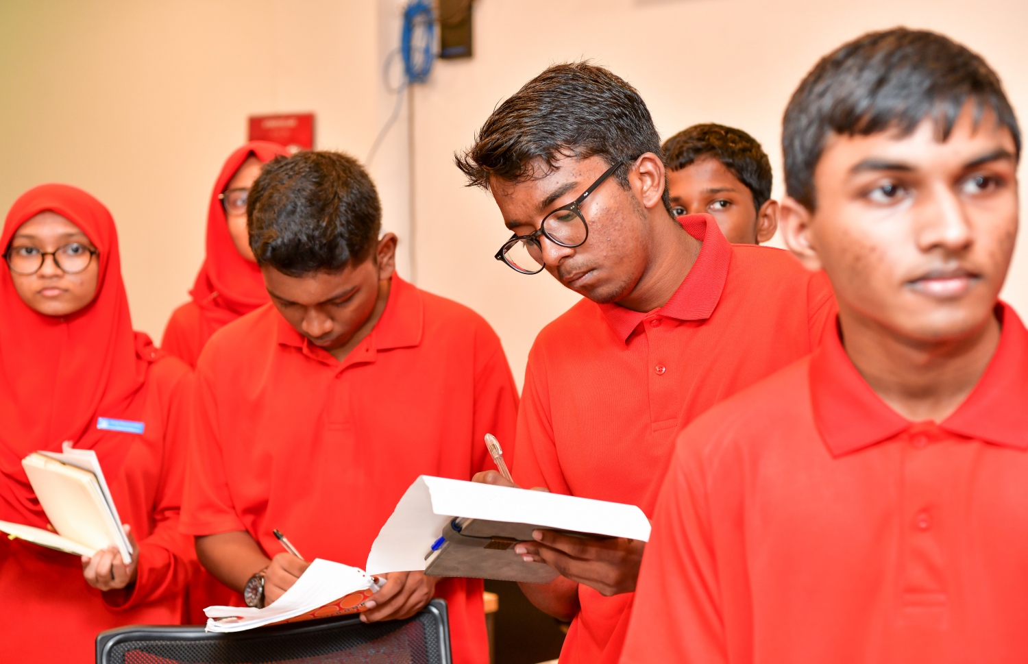 މާލެ- ނޮވެމްބަރު 7، 2022: ނޫސްވެރިކަމާ ބެހޭ މައުލޫމާތު ހޯދަން އިސްކަންދަރު ސްކޫލުގެ ބައެއް ދަރިވަރުން "މިހާރު" ނޫހަށް ކުރި ޒިޔާރަތް -- ފޮޓޯ: ނިޝާން އަލީ