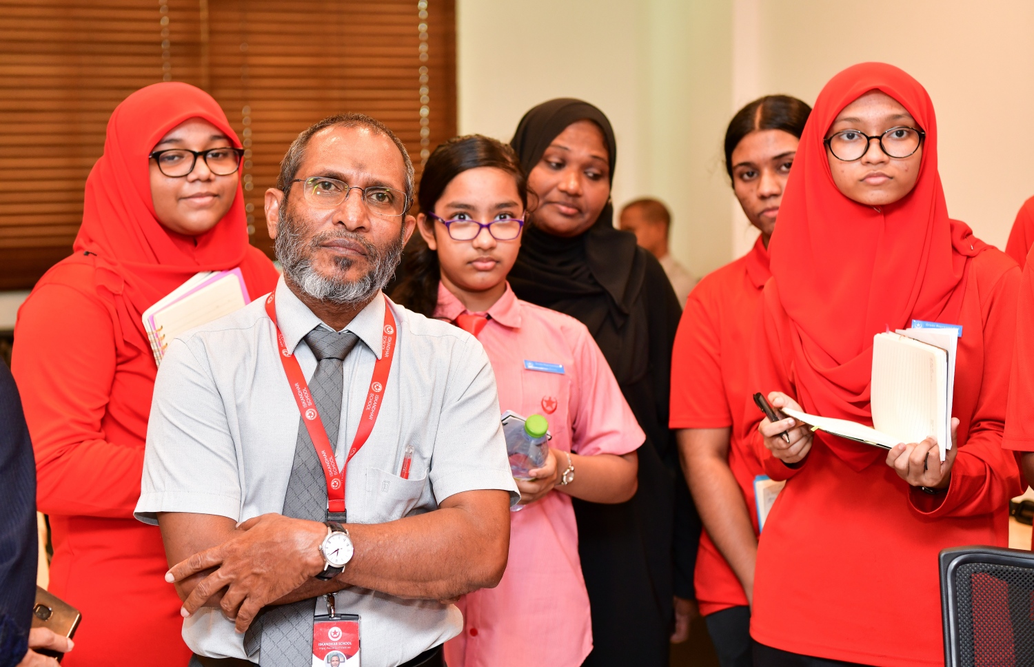 މާލެ- ނޮވެމްބަރު 7، 2022: ނޫސްވެރިކަމާ ބެހޭ މައުލޫމާތު ހޯދަން އިސްކަންދަރު ސްކޫލުގެ ބައެއް ދަރިވަރުން "މިހާރު" ނޫހަށް ކުރި ޒިޔާރަތް -- ފޮޓޯ: ނިޝާން އަލީ