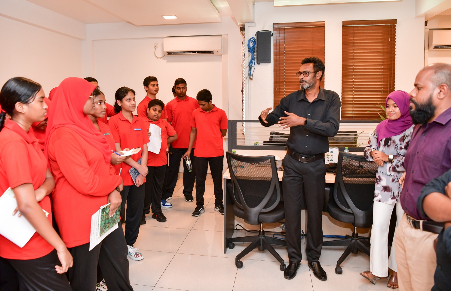 މާލެ- ނޮވެމްބަރު 7، 2022: ނޫސްވެރިކަމާ ބެހޭ މައުލޫމާތު ހޯދަން އިސްކަންދަރު ސްކޫލުގެ ބައެއް ދަރިވަރުން "މިހާރު" ނޫހަށް ކުރި ޒިޔާރަތުގައި ނޫސްވެރިން މައުލޫމާތު ދެނީ -- ފޮޓޯ: ނިޝާން އަލީ