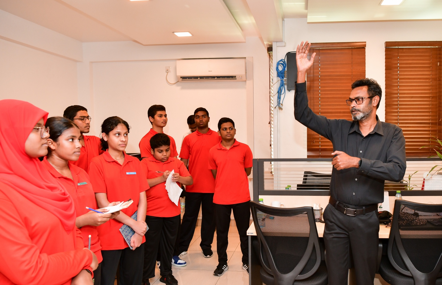 ނޫސްވެރިކަމުގެ މައުލޫމާތު ހޯދަން އިސްކަދަރު ސްކޫލު ކުދިން މިއަދު މިހާރު އޮންލޮއިން ކުރި ޒިޔާރަތުގެ ތެރެއިން އެ ކުދިން ކުރި ސުވާލުތަކަށް މިހާރު އޮންލައިންގެ އެޑިޓަރު އިސްމާއިލް ނަސީރު ޖަވާބު ދެއްވަނީ. ފޮޓޯ: ނިޝާން އަލީ