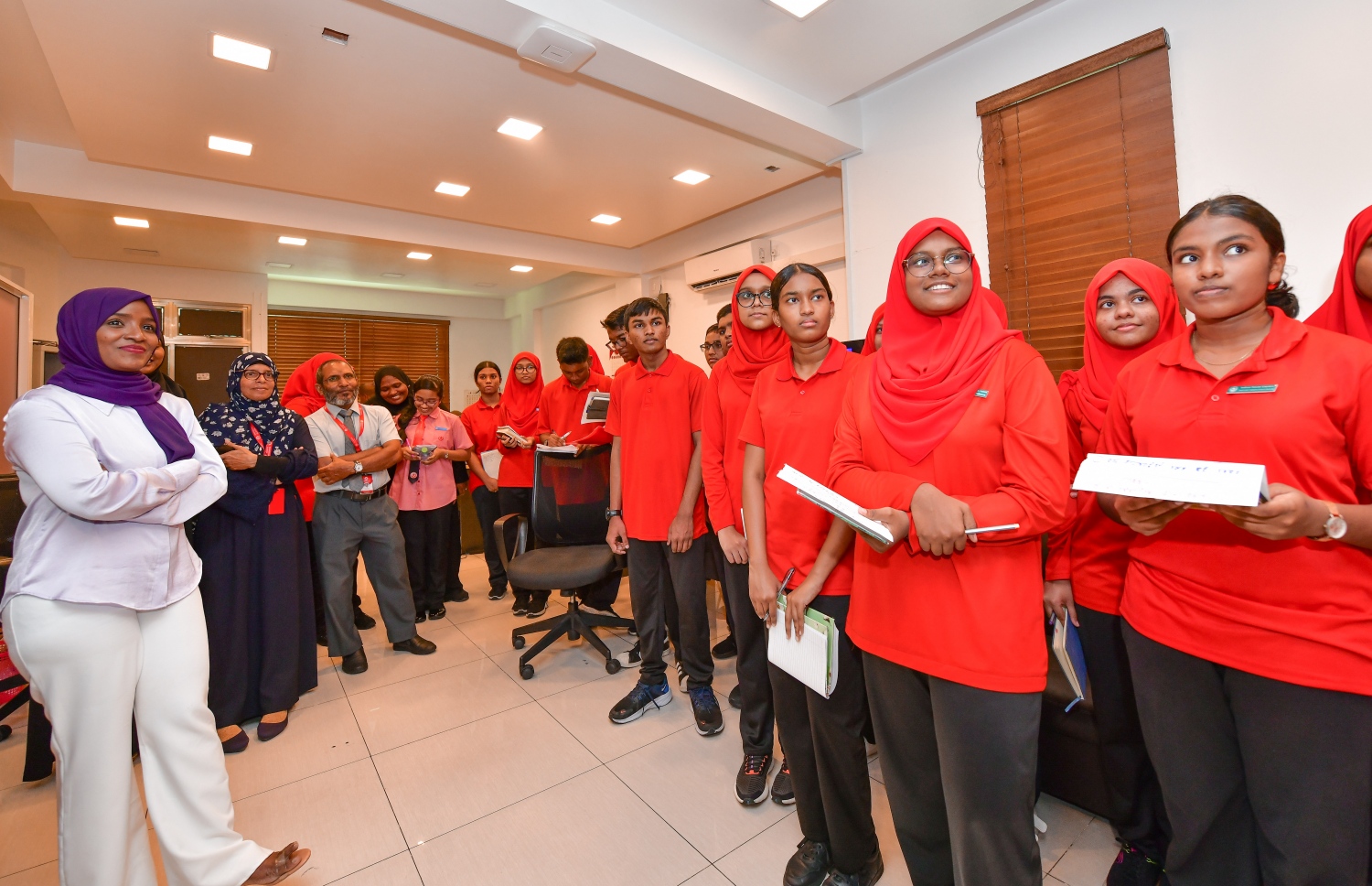 މާލެ- ނޮވެމްބަރު 7، 2022: ނޫސްވެރިކަމާ ބެހޭ މައުލޫމާތު ހޯދަން އިސްކަންދަރު ސްކޫލުގެ ބައެއް ދަރިވަރުން "މިހާރު" ނޫހަށް ކުރި ޒިޔާރަތް -- ފޮޓޯ: ނިޝާން އަލީ