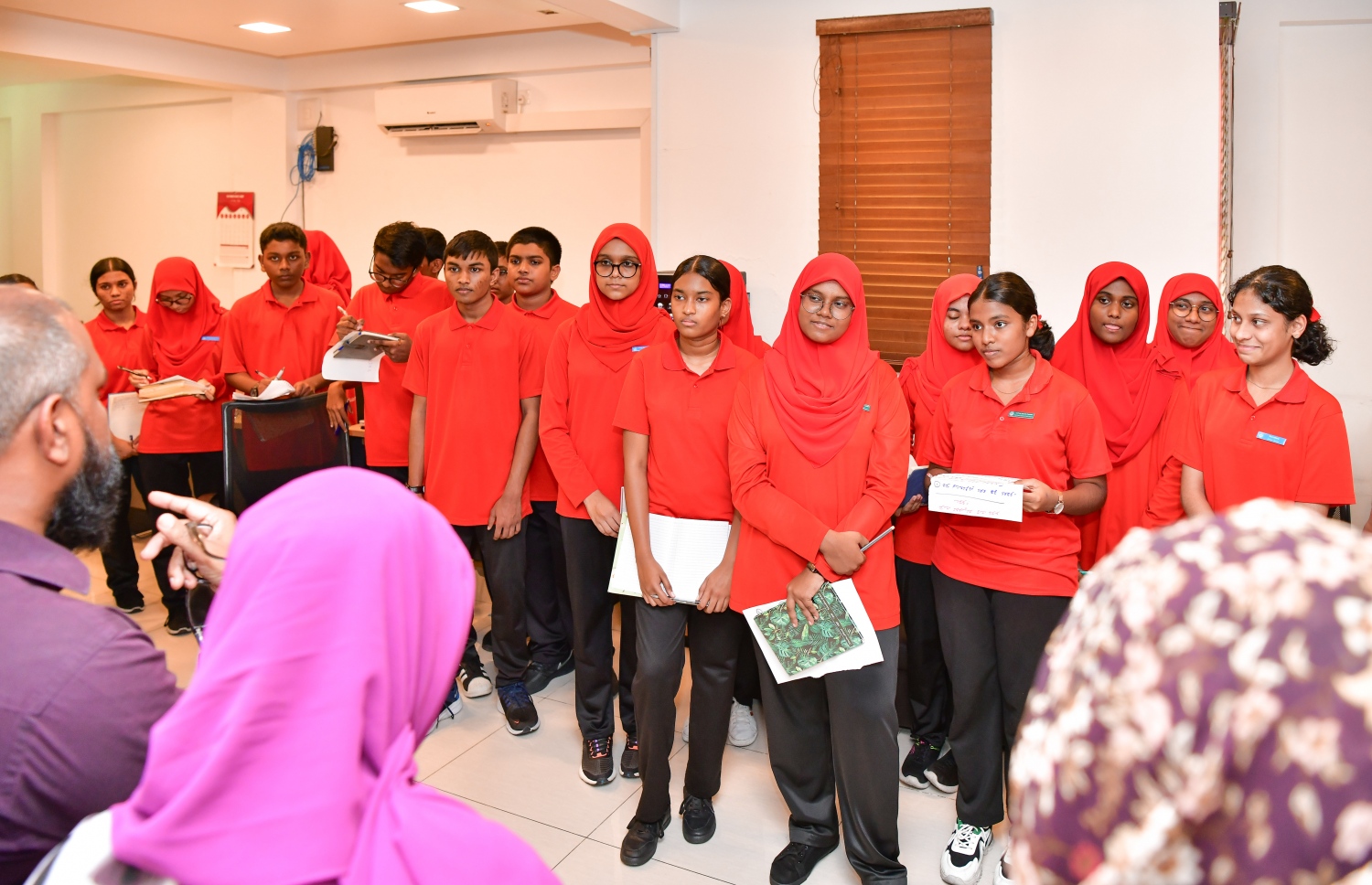 މާލެ- ނޮވެމްބަރު 7، 2022: ނޫސްވެރިކަމާ ބެހޭ މައުލޫމާތު ހޯދަން އިސްކަންދަރު ސްކޫލުގެ ބައެއް ދަރިވަރުން "މިހާރު" ނޫހަށް ކުރި ޒިޔާރަތް -- ފޮޓޯ: ނިޝާން އަލީ