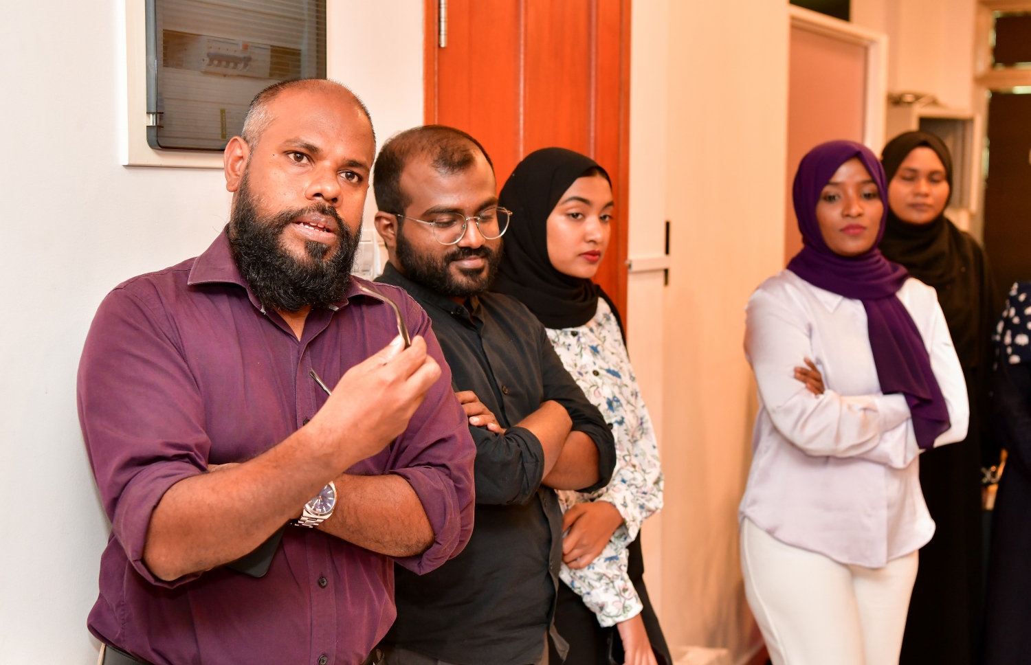 މާލެ- ނޮވެމްބަރު 7، 2022: ނޫސްވެރިކަމާ ބެހޭ މައުލޫމާތު ހޯދަން އިސްކަންދަރު ސްކޫލުގެ ބައެއް ދަރިވަރުން "މިހާރު" ނޫހަށް ކުރި ޒިޔާރަތުގައި މިހާރުގެ ބައެއް ނޫސްވެރިން މައުލޫމާތު ދެނީ -- ފޮޓޯ: ނިޝާން އަލީ