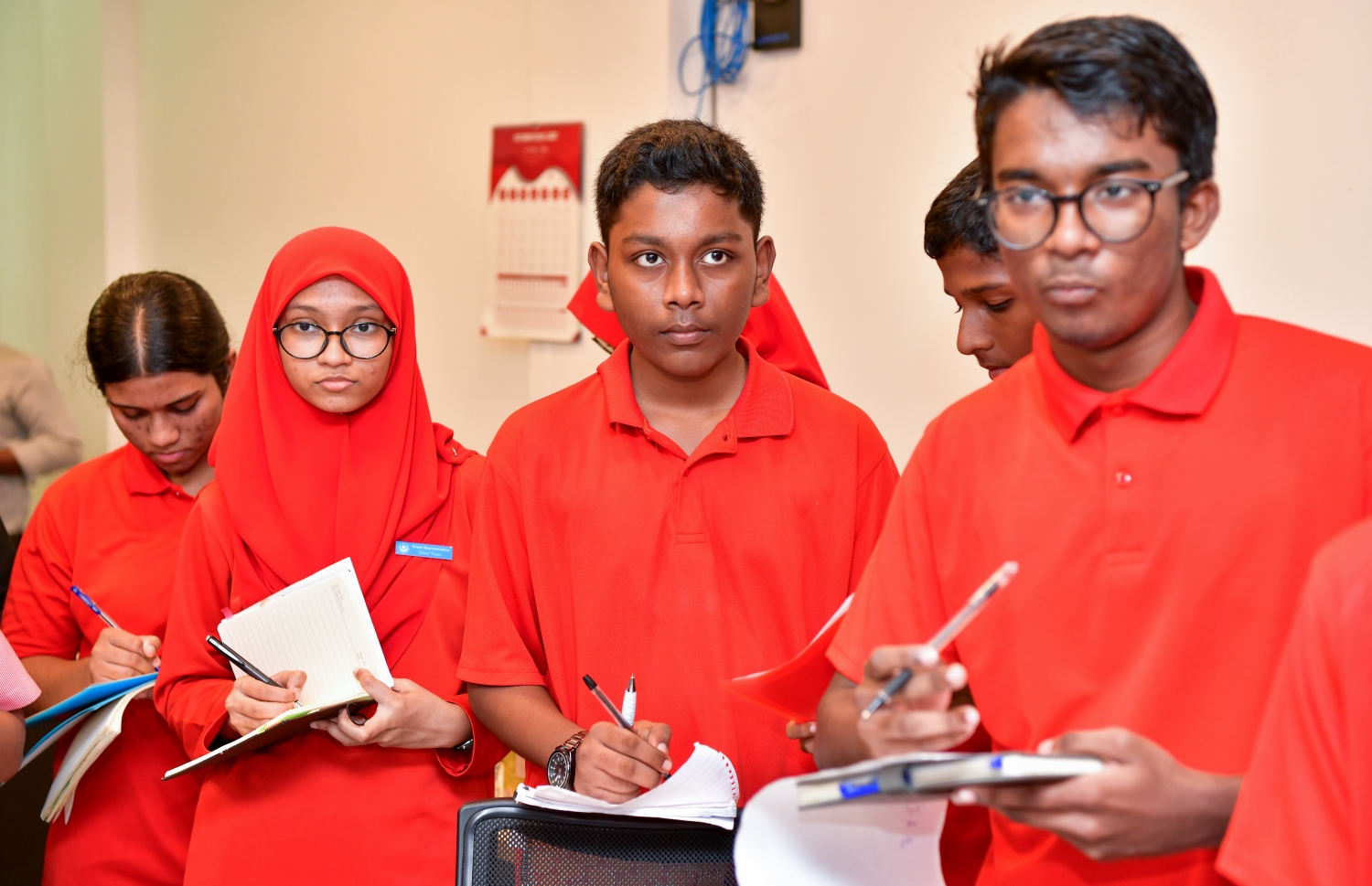 މާލެ- ނޮވެމްބަރު 7، 2022: ނޫސްވެރިކަމާ ބެހޭ މައުލޫމާތު ހޯދަން އިސްކަންދަރު ސްކޫލުގެ ބައެއް ދަރިވަރުން "މިހާރު" ނޫހަށް ކުރި ޒިޔާރަތް -- ފޮޓޯ: ނިޝާން އަލީ