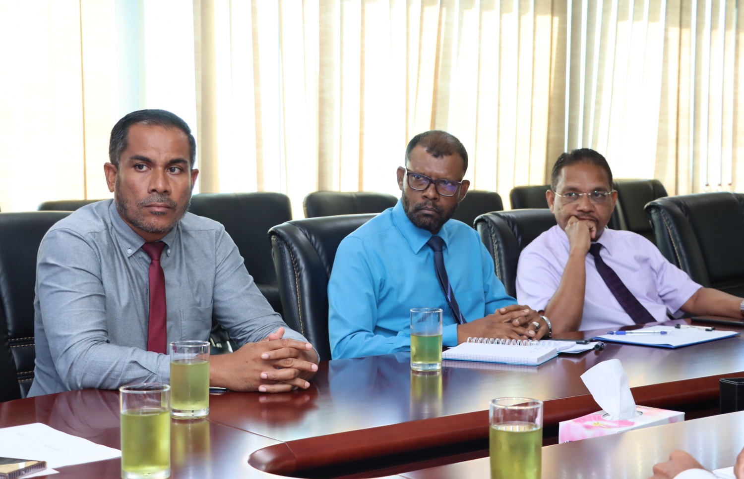 އަރަބިއްޔާ ސްކޫލުގެ ބެލެނިވެރިންގެ މަންދޫބުންނާއެކު އެޑިއުކޭޝަން މިނިސްޓަރު މިއަދު ބޭއްވި ބައްދަލުވުމުގައި އެ މިނިސްޓްރީގެ ބައެއް އިސްވެރިން އަދި އެ ސްކޫލު ހިންގުމާ ވަގުތީ ގޮތުން ހަވާލުވި ހުސައިން ސައީދު (ކ).---ފޮޓޯ: އެޑިއުކޭޝަން މިނިސްޓްރީ