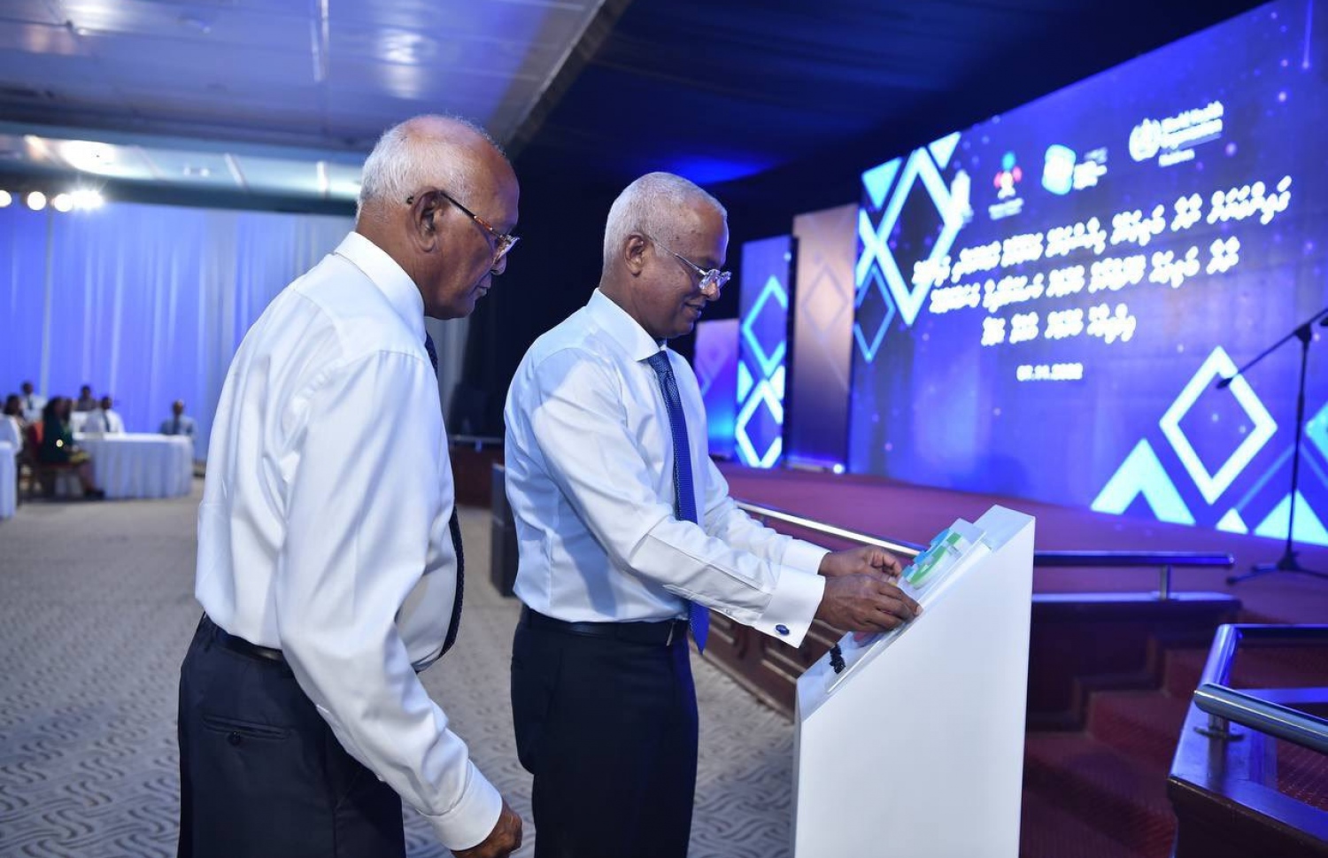 ގައިންގަޔަށް ނާރާ ބަލިތައް ކޮންޓްރޯލް ކުރުމަށް ކަނޑައަޅާފައިވާ މަސައްކަތްތައް، ރައީސް އިބްރާހިމް މުހައްމަދު ސޯލިހު މިރޭ ލޯންޗުކޮށްދެއްވަނީ.-- ފޮޓޯ: ރައީސް އޮފީސް