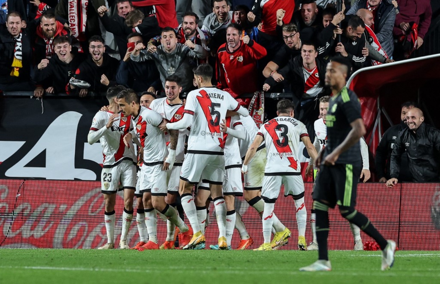 ވަޔެކާނޯގެ ތިންވަނަ ލަނޑު ޖެހުމަށް ފަހު ޓީމުގެ ކުޅުންތެރިން އުފާފާޅުކުރަނީ.-- ފޮޓޯ: އޭއެފްޕީ