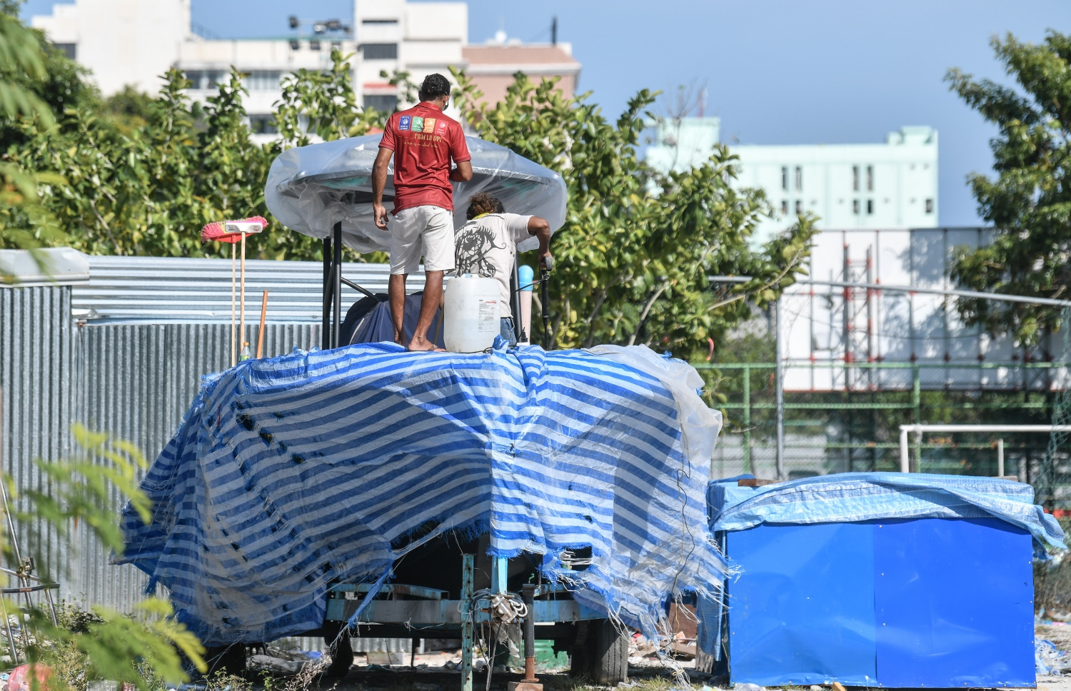 ސްޕޯޓްސް އެރީނާ އަޅާ ސަރަހައްދުގައި އޮތް ލޯންޗެއް. އެ ސަރަހައްދުގައި ގިނަ ކޮންސްޓްރަކްޝަން މަސައްކަތްތައް އަންނަނީ ކުރަމުން--ފޮޓޯ:މިހާރު