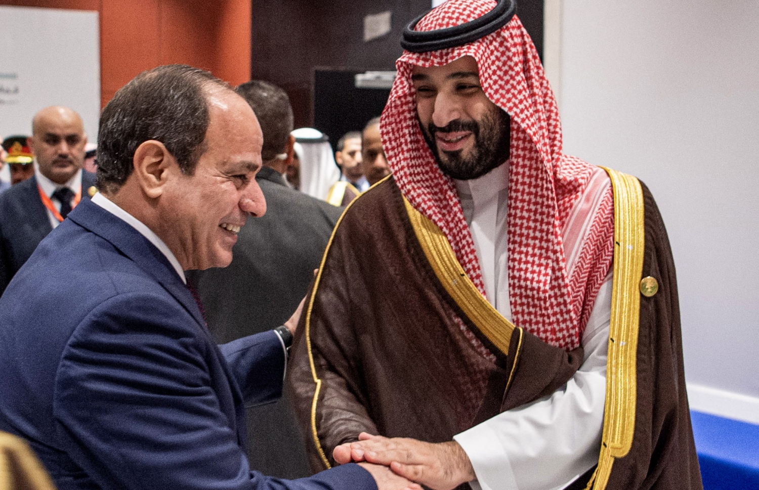 ނޮވެމްބަރ 7، 2022: މިސްރުގެ ޝަރްމުއް ޝައިޚްގައި ބޭއްވި، މެދު އިރުމަތީގެ ފެހި އިސްނެގުމުގެ ދެ ވަނަ މަހާސިންތާ ފެށުމުގެ ރަސްމިއްޔާތުގައި ސައޫދީ ވަލީ އަހުދު މުހައްމަދު ބިން ސަލްމާން (ކ) މިސްރުގެ ރައީސް އަބްދުލްފައްތާހް އައްސީސީއާ ބައްދަލުކުރައްވަނީ. --އޭއެފްޕީ