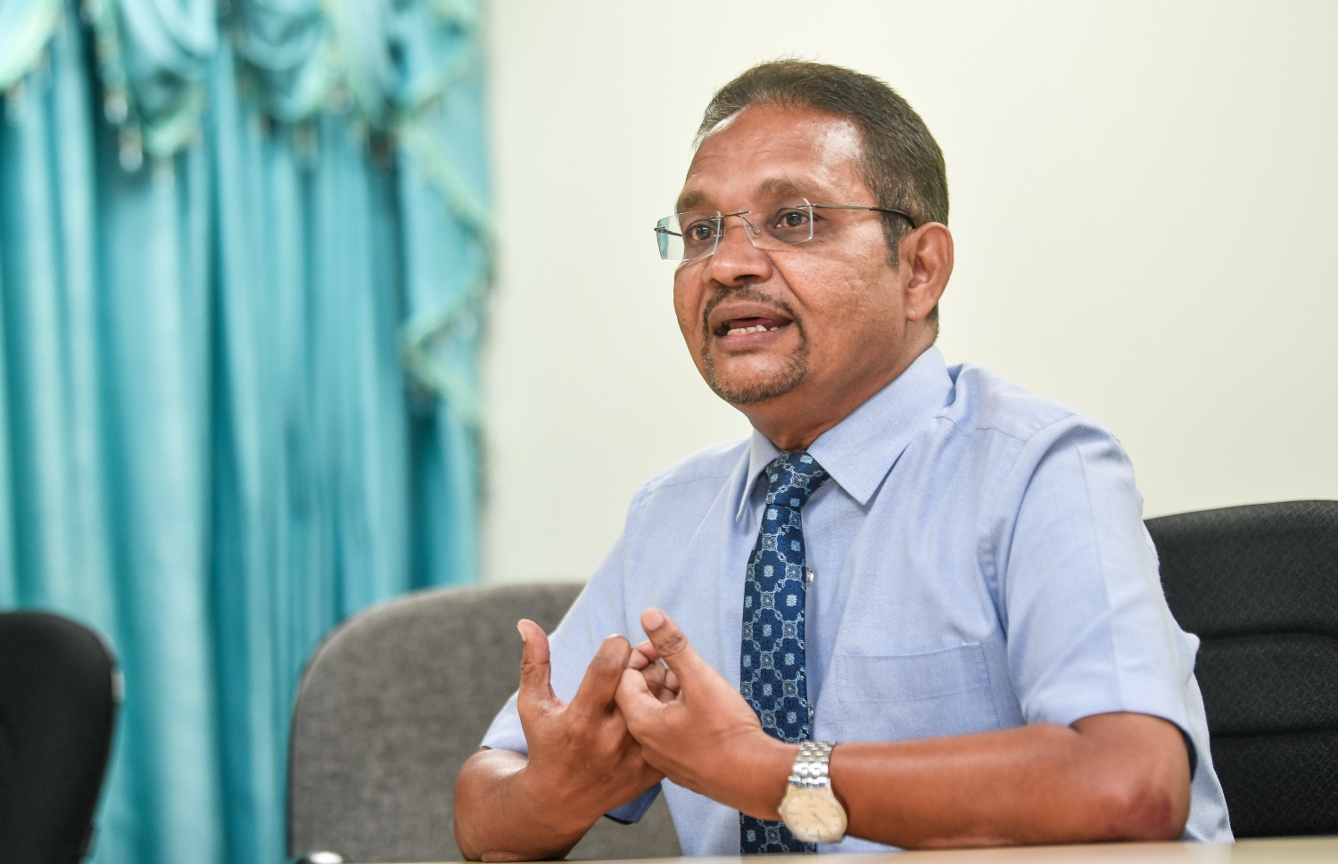 ހުސެއިން އިއްޔެ "މިހާރު" އަށް އިންޓަވިއު ދެއްވަނީ -- ފޮޓޯ: ފަޔާޒް މޫސާ/ މިހާރު