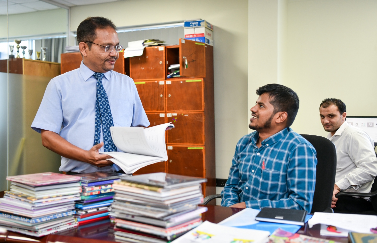 އަރަބިއްޔާގެ ޓީޗަރަކާ ހުސެއިން އިއްޔެ ވާހަކަ ދައްކަވާލައްވަނީ -- ފޮޓޯ: ފަޔާޒް މޫސާ/ މިހާރު