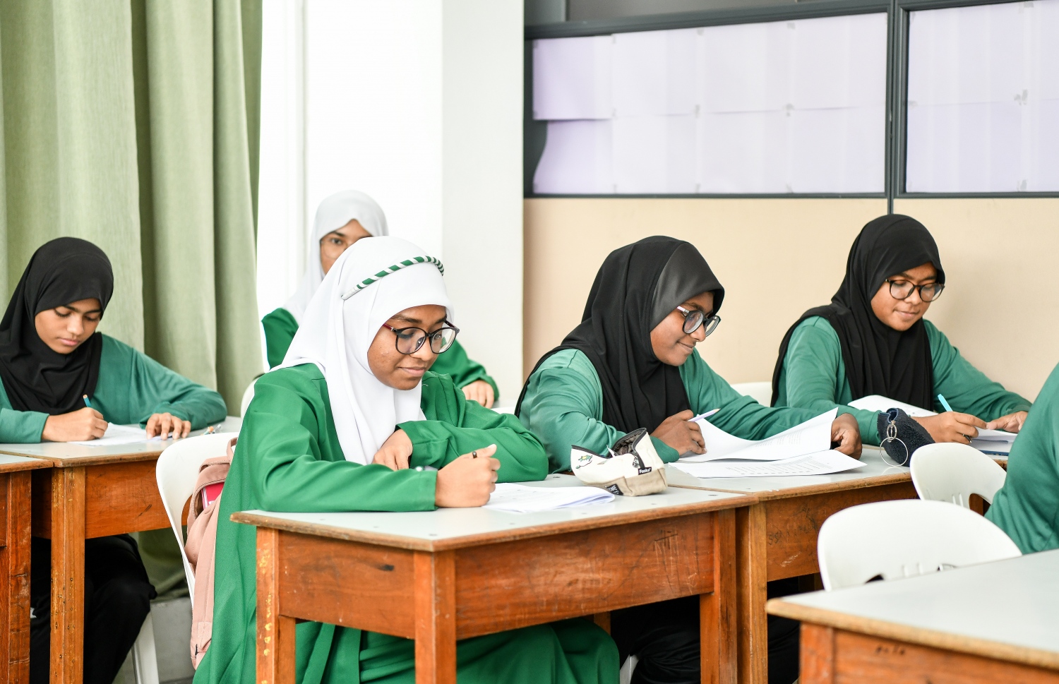 އަރަބިއްޔާގެ ބައެއް ދަރިވަރުން އިއްޔެ ސްކޫލުގައި: ހުސެއިން ވިދާޅުވަނީ މައްސަލައެއް ފެނިވަޑައިނުގަންނަވާ ކަމަށް -- ފޮޓޯ: ފިޔާޒް މޫސާ/ މިހާރު