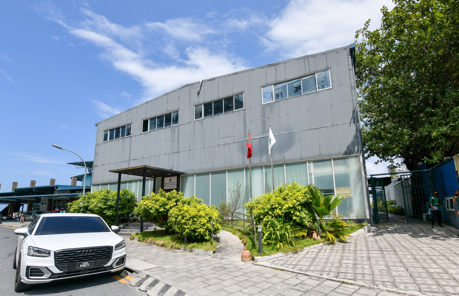 އަރަބިއްޔާ ސްކޫލު މިހާރު ހިންގަމުން އަންނަ އިމާރާތް: އިމާރާތުގައި ދަތިތައް އެބަހުރި -- ފޮޓޯ: ފަޔާޒް މޫސާ/ މިހާރު