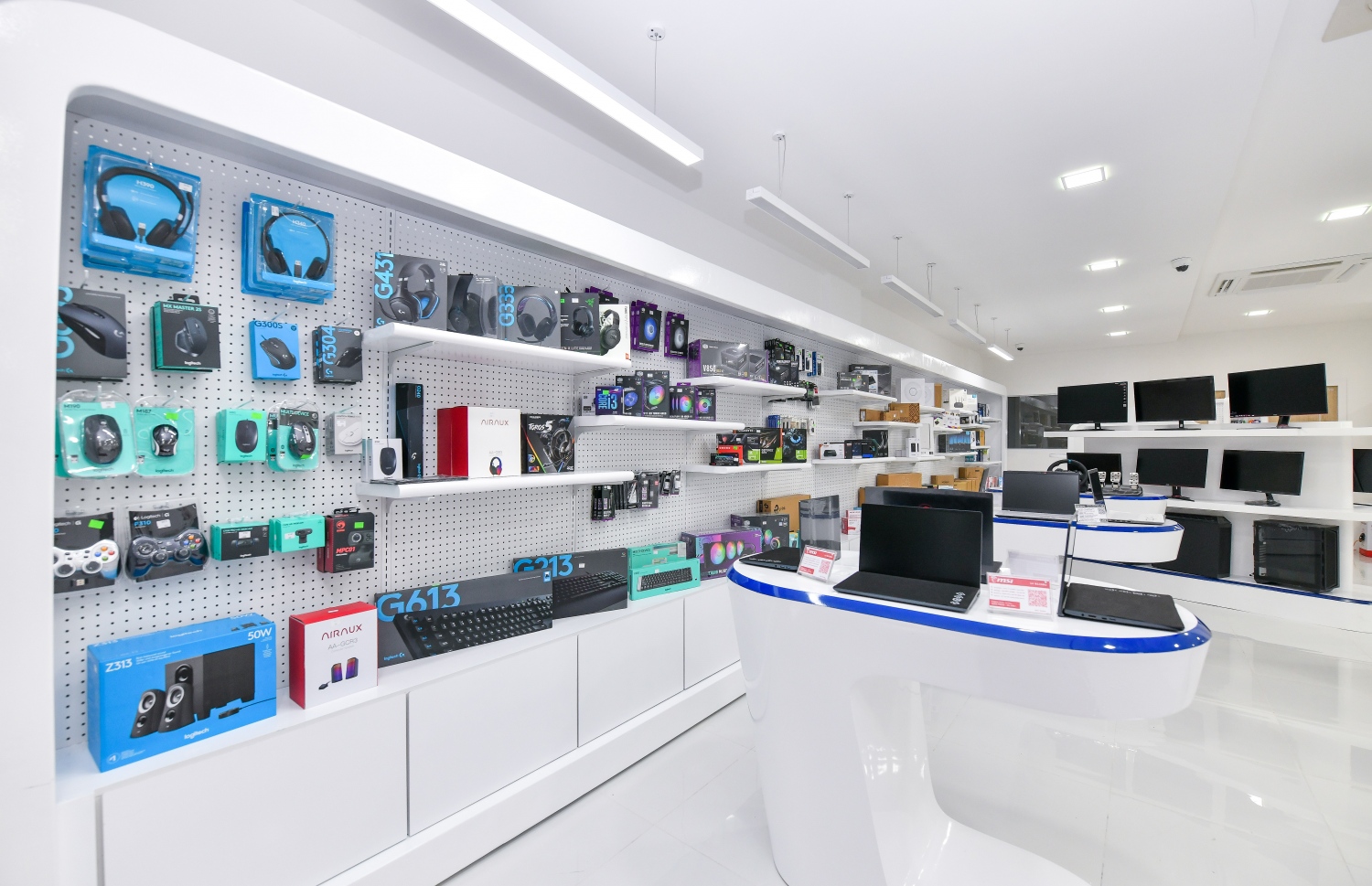 އިލެކްޓްރޯނިކްސްގެ ގިނަ އައިޓަމްތަކެއް އެ ފިހާރައިން ލިބޭނެ. ފޮޓޯ: ފަޔާޒް މޫސާ | މިހާރު