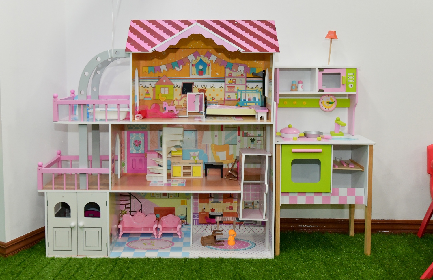 ސްޓެލްކޯގެ މުވައްޒަފުން ވަޒީފާގައި އުޅޭއިރު އެ މީހުންގެ ކުދިން ބައިތިއްބަން އެ ކުންފުނިން ހެދި ހާއްސަ ސެންޓަރު. އެ މަރުކަޒުގައި ކުދިން ބަލަހައްޓާނީ ކަމަށް ގާބިލް، ކުދިން ގެންގުޅުމުގެ ހުނަރުހުރި މުވައްޒަފުން ކަމަށް ސްޓެލްކޯ އިން ބުނޭ.-- ފޮޓޯ: ނިޝާން އަލީ / މިހާރު