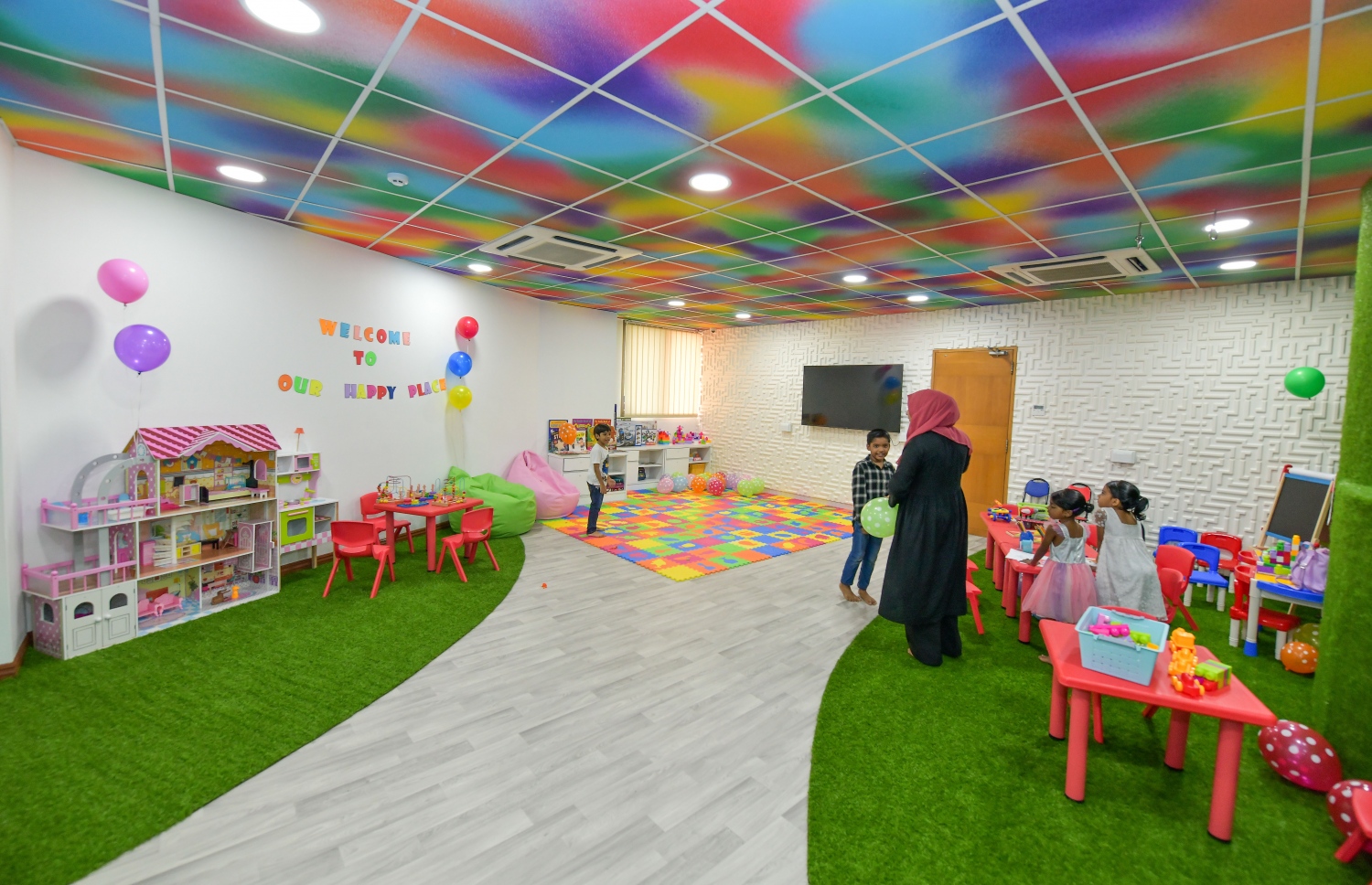 ސްޓެލްކޯގެ މުވައްޒަފުން ވަޒީފާގައި އުޅޭއިރު އެ މީހުންގެ ކުދިން ބައިތިއްބަން އެ ކުންފުނިން ހެދި ހާއްސަ ސެންޓަރު. އެ މަރުކަޒުގައި ކުދިން ބަލަހައްޓާނީ ކަމަށް ގާބިލް، ކުދިން ގެންގުޅުމުގެ ހުނަރުހުރި މުވައްޒަފުން ކަމަށް ސްޓެލްކޯ އިން ބުނޭ.-- ފޮޓޯ: ނިޝާން އަލީ / މިހާރު