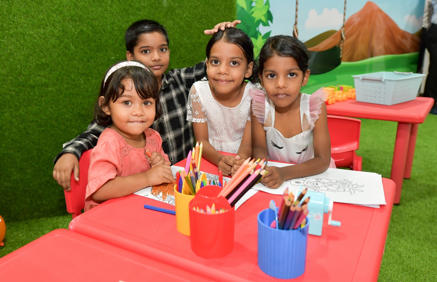 ސްޓެލްކޯ ޗައިލްޑް ކެއާ ސެންޓަރުގައި ކުޑަކުދިންތަކެއް ފޮޓޯއަށް ހުއްޓިގެން ---ފޮޓޯ: ނިޝާން އަލީ | މިހާރު