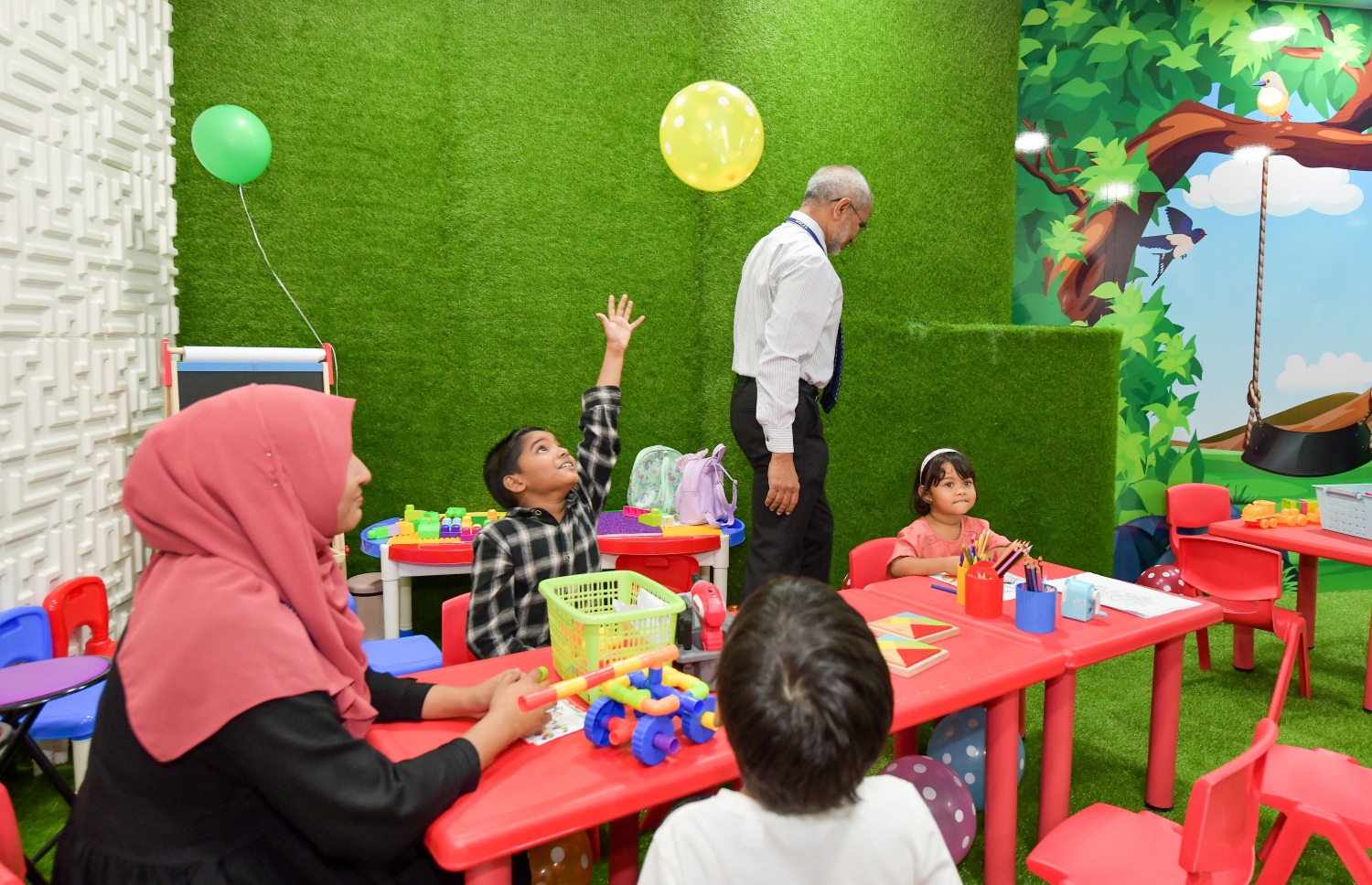 ސްޓެލްކޯއިން މިއަދު ހުޅުވި ޗައިލްޑް ކެއާ ސެންޓަރުގައި ކުޑަކުދިންތަކަކާއި މުވައްޒަފުން ---ފޮޓޯ: ނިޝާން އަލީ | މިހާރު