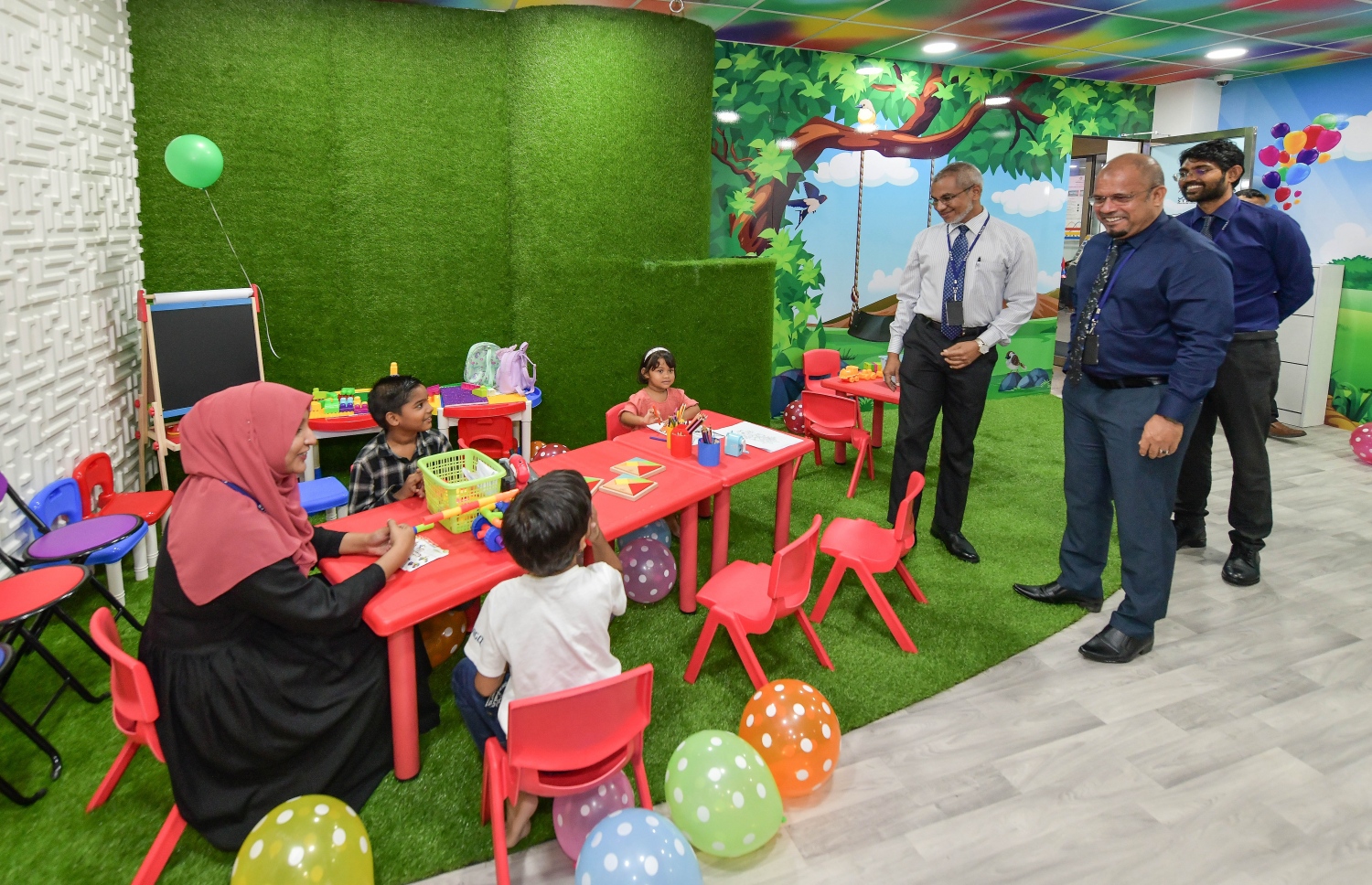 ޗައިލްޑް ކެއާ ސެންޓަރު ތެރޭގައި ތިބި ކުދިންތަކަކާ ސްޓެލްކޯގެ އެމްޑީ ޝަރީފް އާއި އެ ކުންފުނީގެ ޗެއާމަން އިބްރާހިމް މުހައްމަދު ދީދީ ބައްދަލު ކުރައްވަނީ ---ފޮޓޯ: ނިޝާން އަލީ | މިހާރު