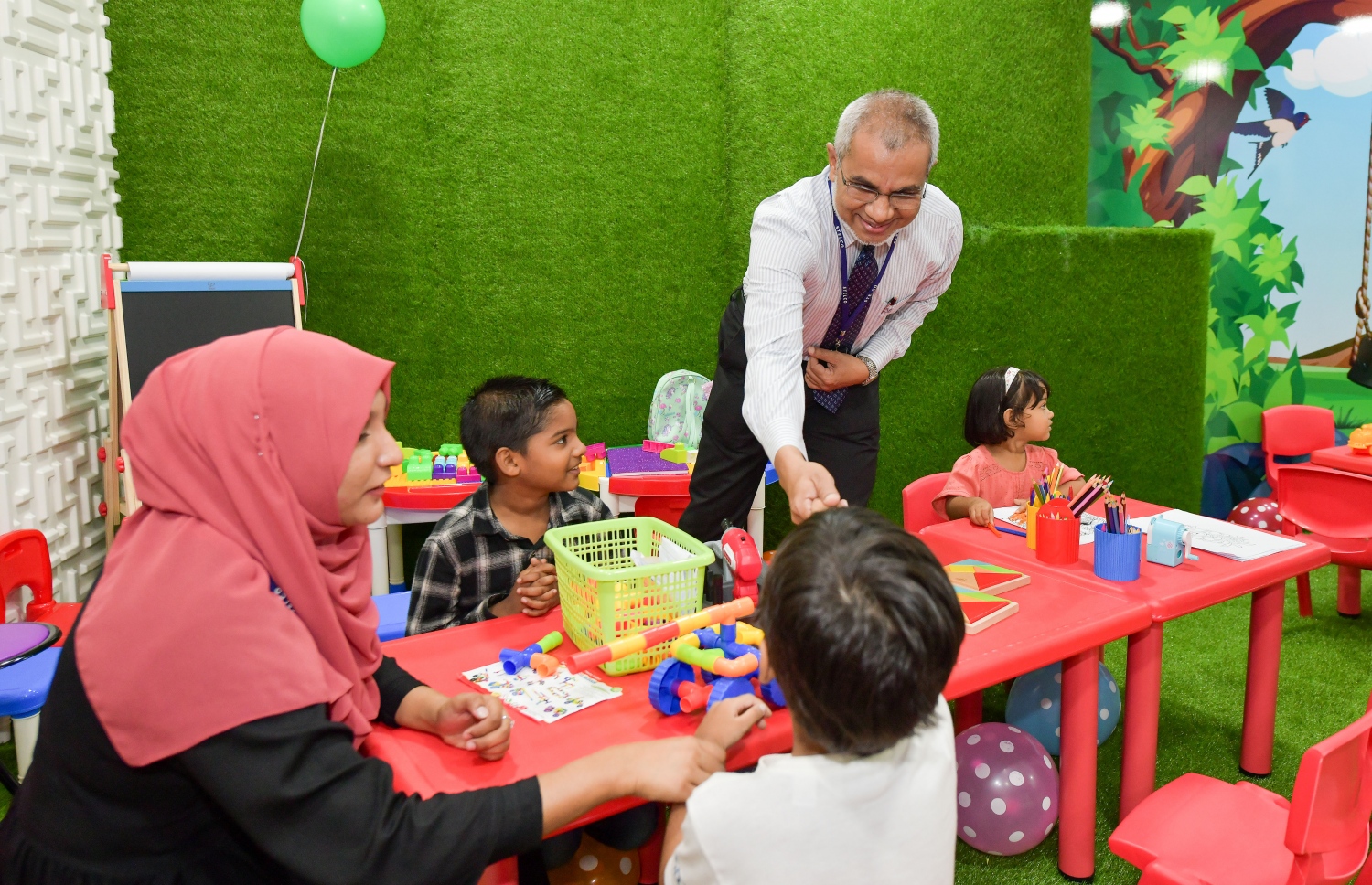 ޗައިލްޑް ކެއާ ސެންޓަރު ތެރޭގައި ތިބި ކުދިންތަކަކާ ޗެއާމަން އިބްރާހިމް މުހައްމަދު ދީދީ ބައްދަލު ކުރައްވަނީ ---ފޮޓޯ: ނިޝާން އަލީ | މިހާރު