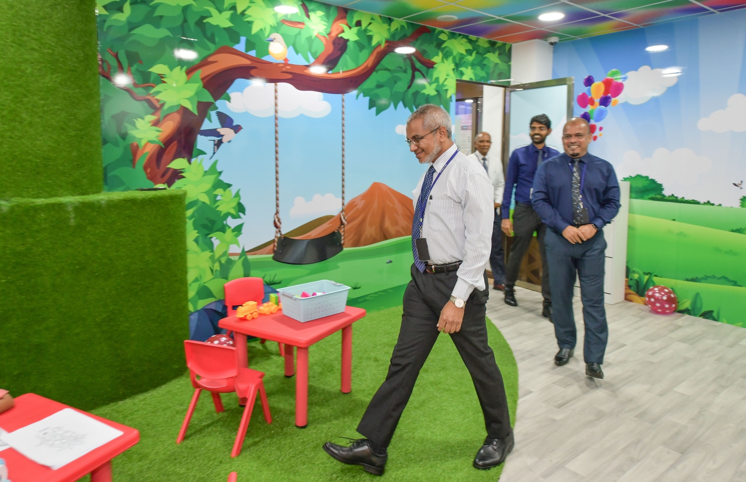 ޗައިލްޑް ކެއާ ސެންޓަރު ތެރޭގައި ތިބި ކުދިންތަކަކާ ޗެއާމަން އިބްރާހިމް މުހައްމަދު ދީދީ ބައްދަލު ކުރައްވަނީ ---ފޮޓޯ: ނިޝާން އަލީ | މިހާރު