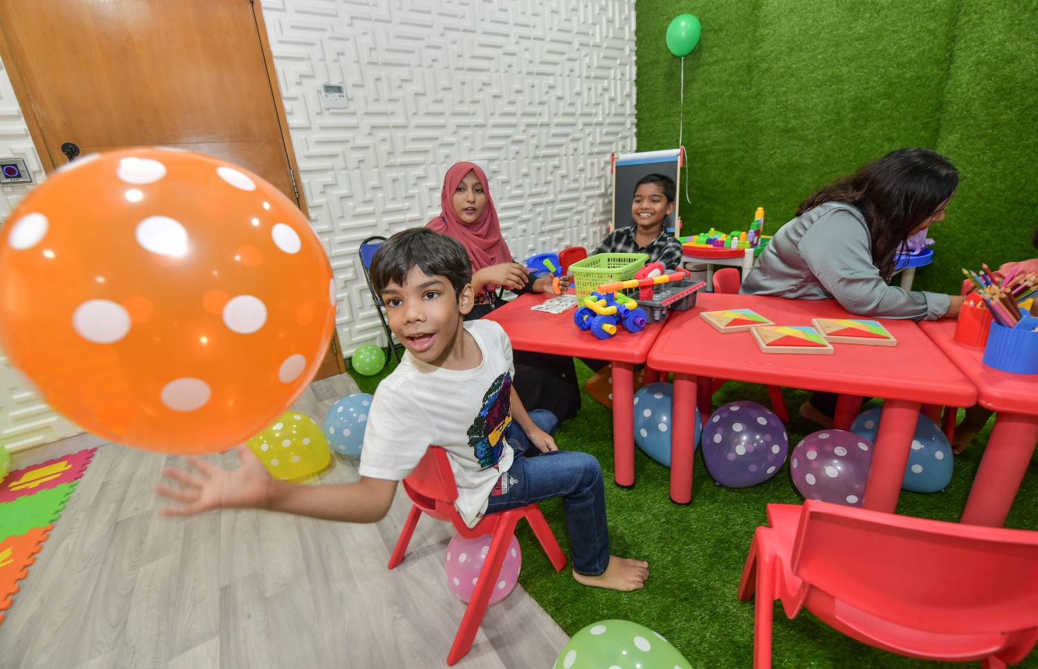 ސްޓެލްކޯއިން މިއަދު ހުޅުވި ޗައިލްޑް ކެއާ ސެންޓަރުގައި ކުޑަކުދިންތަކައް ކުޅެނީ ---ފޮޓޯ: ނިޝާން އަލީ | މިހާރު