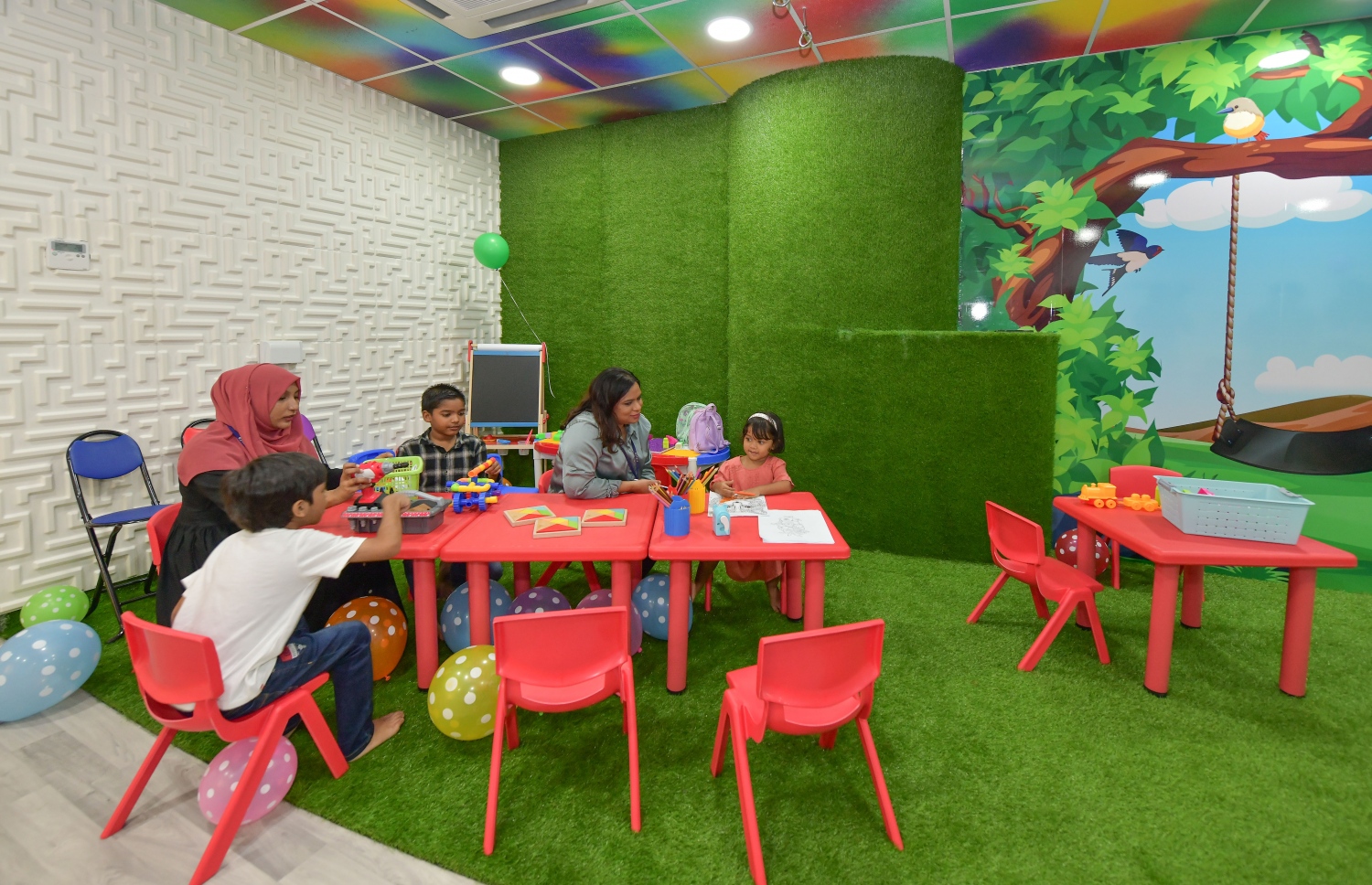 ސްޓެލްކޯގެ މުވައްޒަފުން ވަޒީފާގައި އުޅޭއިރު އެ މީހުންގެ ކުދިން ބައިތިއްބަން އެ ކުންފުނިން ހެދި ހާއްސަ ސެންޓަރު. އެ މަރުކަޒުގައި ކުދިން ބަލަހައްޓާނީ ކަމަށް ގާބިލް، ކުދިން ގެންގުޅުމުގެ ހުނަރުހުރި މުވައްޒަފުން ކަމަށް ސްޓެލްކޯ އިން ބުނޭ.-- ފޮޓޯ: ނިޝާން އަލީ / މިހާރު