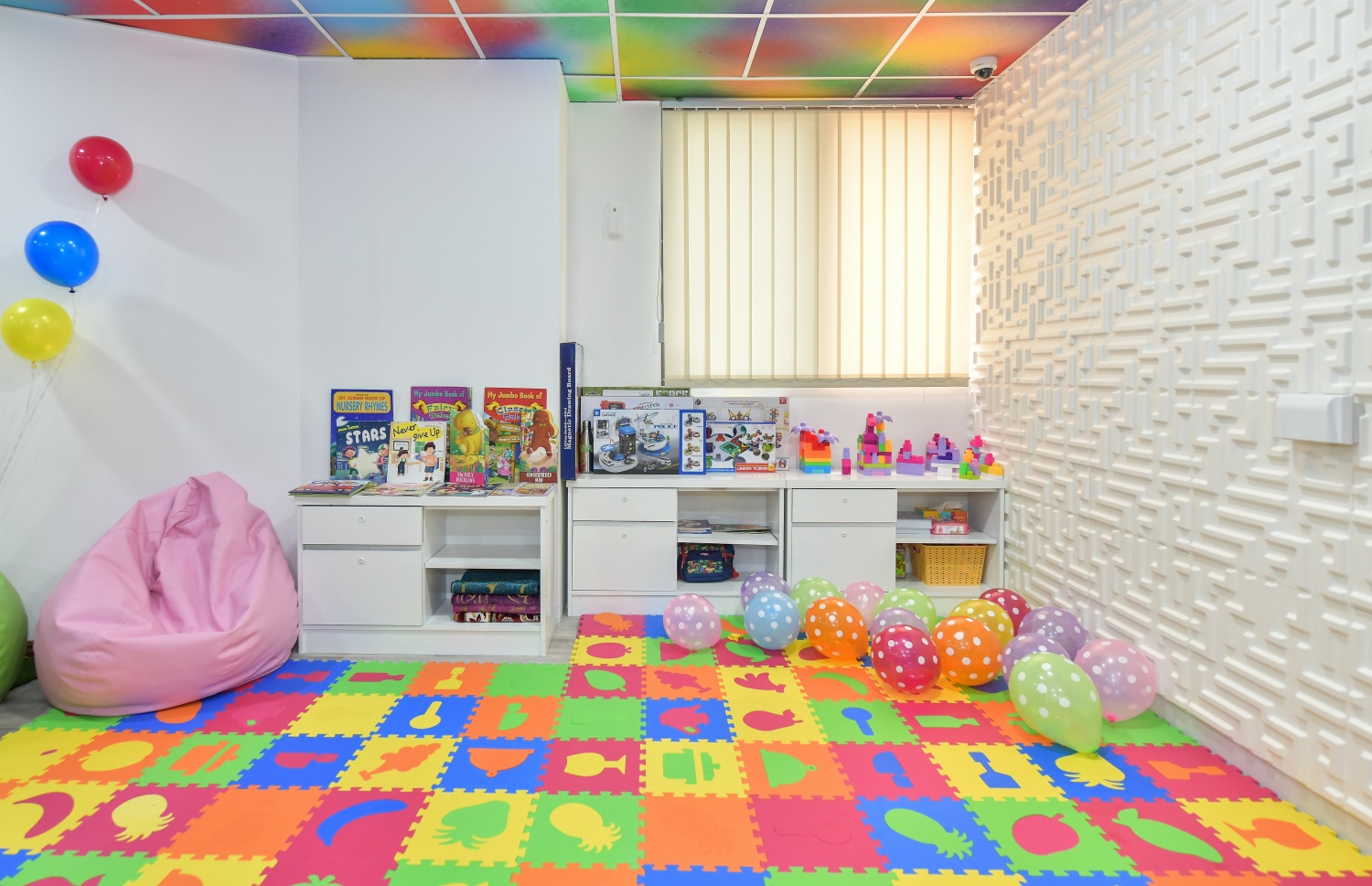 ސްޓެލްކޯގެ މުވައްޒަފުން ވަޒީފާގައި އުޅޭއިރު އެ މީހުންގެ ކުދިން ބައިތިއްބަން އެ ކުންފުނިން ހެދި ހާއްސަ ސެންޓަރު. އެ މަރުކަޒުގައި ކުދިން ބަލަހައްޓާނީ ކަމަށް ގާބިލް، ކުދިން ގެންގުޅުމުގެ ހުނަރުހުރި މުވައްޒަފުން ކަމަށް ސްޓެލްކޯ އިން ބުނޭ.-- ފޮޓޯ: ނިޝާން އަލީ / މިހާރު