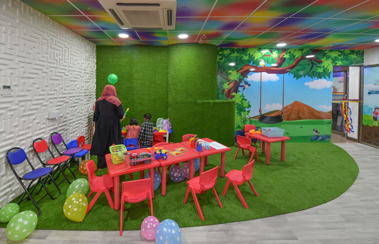 ސްޓެލްކޯގެ މުވައްޒަފުން ވަޒީފާގައި އުޅޭއިރު އެ މީހުންގެ ކުދިން ބައިތިއްބަން އެ ކުންފުނިން ހެދި ހާއްސަ ސެންޓަރު. އެ މަރުކަޒުގައި ކުދިން ބަލަހައްޓާނީ ކަމަށް ގާބިލް، ކުދިން ގެންގުޅުމުގެ ހުނަރުހުރި މުވައްޒަފުން ކަމަށް ސްޓެލްކޯ އިން ބުނޭ.-- ފޮޓޯ: ނިޝާން އަލީ / މިހާރު