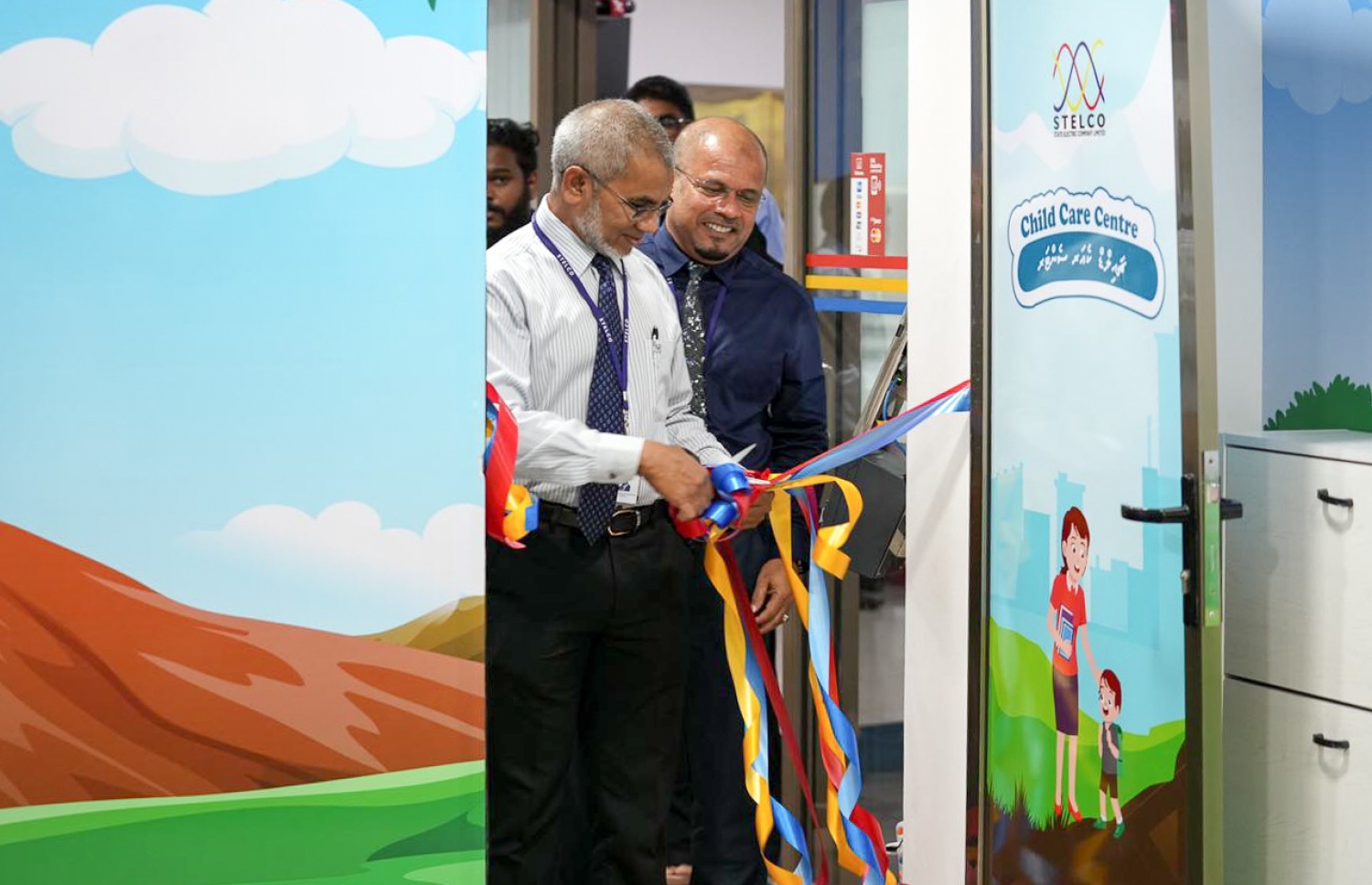 ސްޓެލްކޯގެ މުވައްޒަފުން ވަޒީފާގައި އުޅޭއިރު އެ މީހުންގެ ކުދިން ބައިތިއްބަން އެ ކުންފުނިން ހެދި ހާއްސަ ސެންޓަރު، އެ ކުންފުނީގެ ޗެއާމަން އަދި އެމްއެންޑީއެފްގެ ކުރީގެ ބްރިގޭޑިއާ ޖެނެރަލް އިބްރާހިމް މުހައްމަދު ދީދީ މިއަދު ހުޅުއްވައިދެއްވަނީ--. ފޮޓޯ: ނިޝާން އަލީ/ މިހާރު