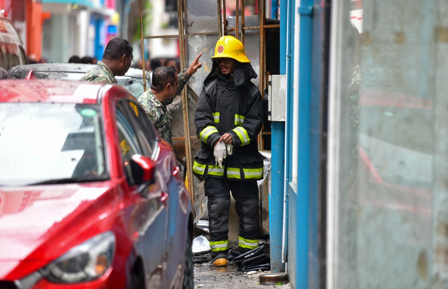 އަލިފާނުގެ ހާދިސާ ހިނގި ތަނުގައި ރެސްޕޮންސް ޓީމުތައް ހަރަކާތްތެރިވަނީ. -- ފޮޓޯ: ނިޝާން އަލީ / މިހާރު