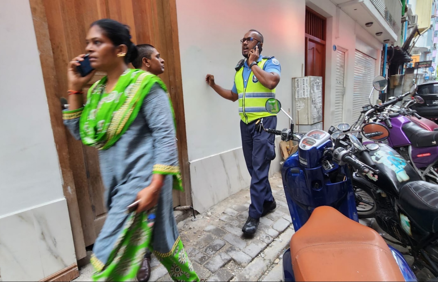 އިންޑިއާގެ އަންހެނަކު އޭނާގެ ކޮއްކޮ ހޯދަން، ރޯވި ސަރަހައްދުގައި