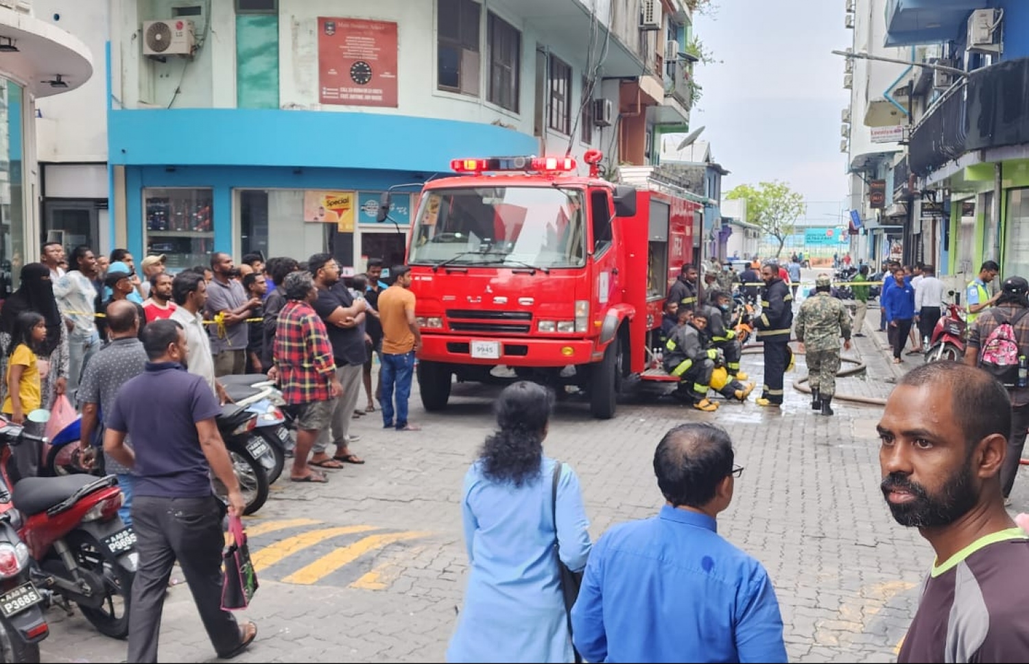 އަލިފާން ރޯވި ތަނުން ފެނުނު މީހުންގެ ހަށިގަނޑު ގެންދަނީ.---ފޮޓޯ: ފަޔާޒު މޫސާ| މިހާރު