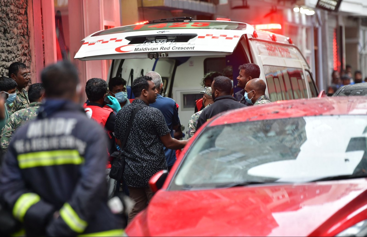 އަލިފާން ރޯވި ތަނުން ފެނުނު މީހުންގެ ހަށިގަނޑު ގެންދަނީ.---ފޮޓޯ: ފަޔާޒު މޫސާ| މިހާރު