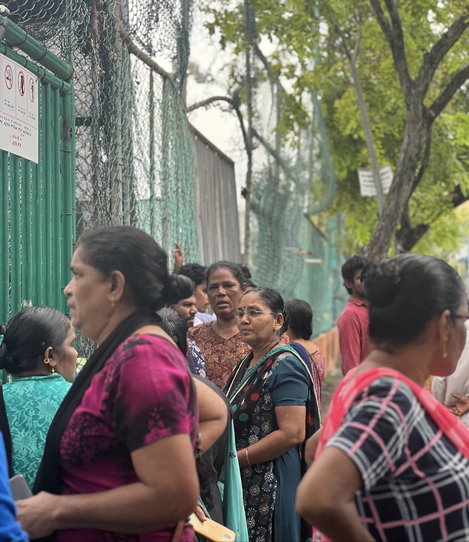 މާލޭގައި ހިނގި ނުރައްކާތެރި އަލިފާނުގެ ހާދިސާގައި ހާލުގައި ޖެހުނު ބިދޭސީންގެ ރައްޓެހިން އެމީހުންނަށް އެހީތެރިވުމަށް އެ ސަރަހައްދުގައި -- ފޮޓޯ: މިހާރު