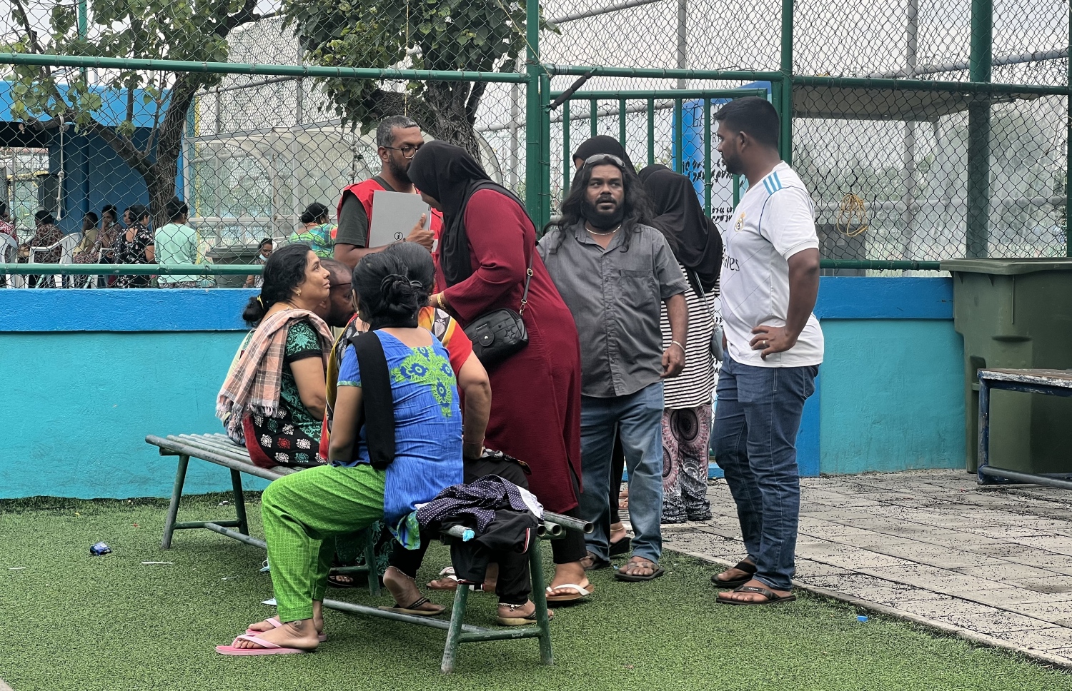 މާލޭގައި ހިނގި ނުރައްކާތެރި އަލިފާނުގެ ހާދިސާގައި ހާލުގައި ޖެހުނު މީހުން މާފަންނު ސްޓޭޑިއަމްގައި ހަދާފައިވާ ވަގުތީ ހިޔާވަހީގައި -- ފޮޓޯ: މިހާރު