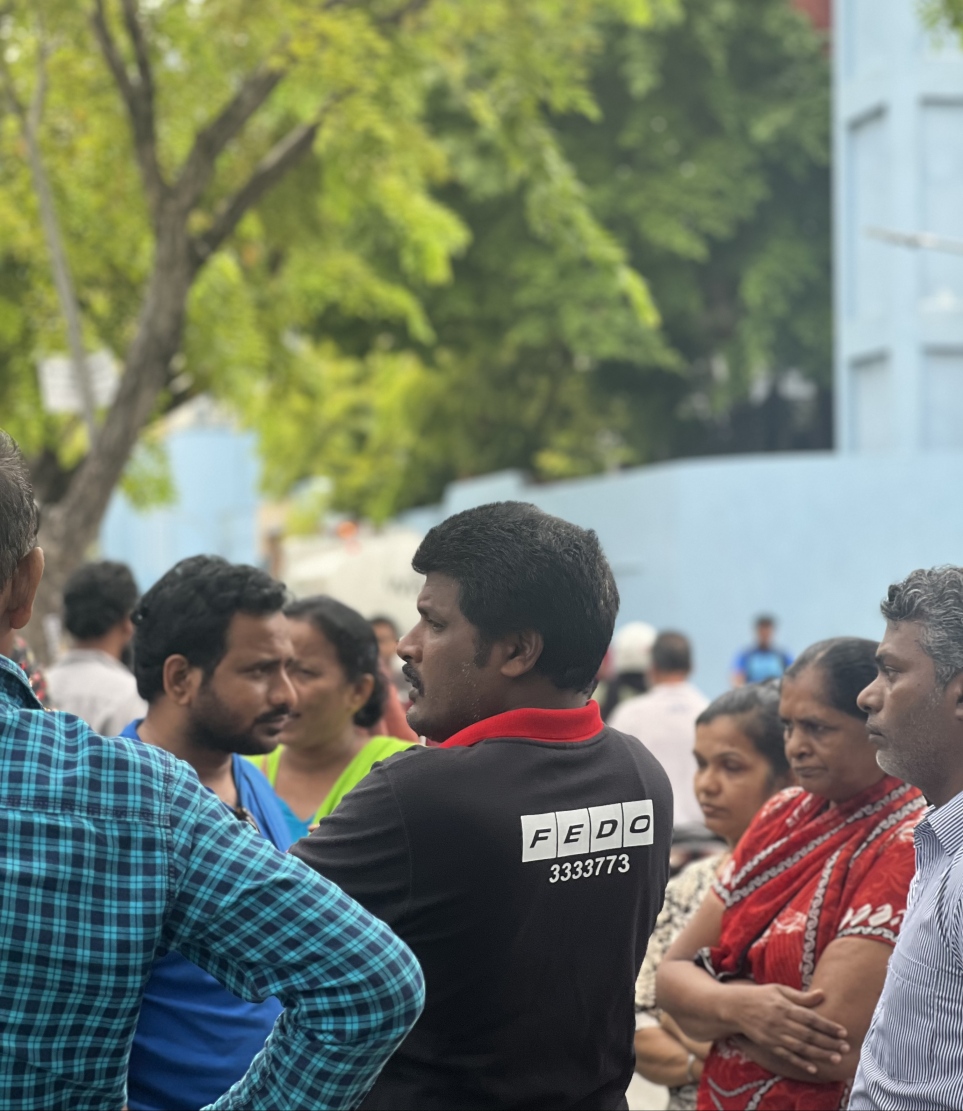 މާލޭގައި ހިނގި ނުރައްކާތެރި އަލިފާނުގެ ހާދިސާގައި ހާލުގައި ޖެހުނު ބިދޭސީންގެ ބައެއް ރައްޓެހިން އެ މީހުންނަށް އެހީވުމަށް މާފަންނު ސްޓޭޑިއަމް ސަރަހައްދުގައި -- ފޮޓޯ: މިހާރު