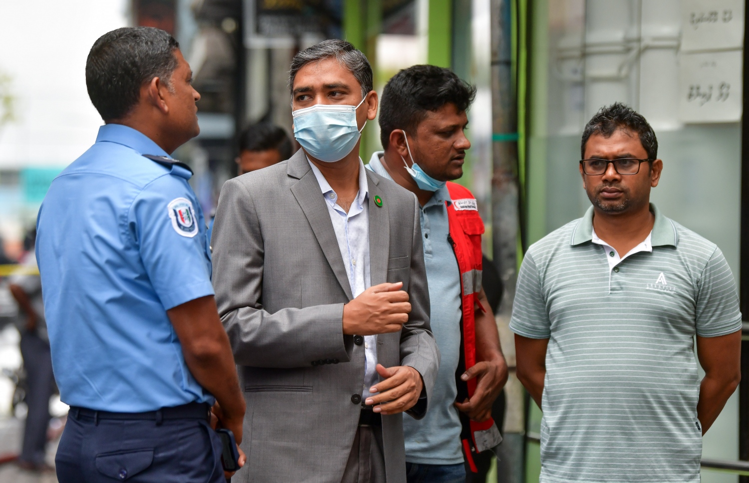 އަލިފާން ރޯވި ތަނުގައި ޕޮލިހަކު މައުލޫމާތު ހިއްސާ ކުރަނީ.---ފޮޓޯ: ފަޔާޒު މޫސާ| މިހާރު