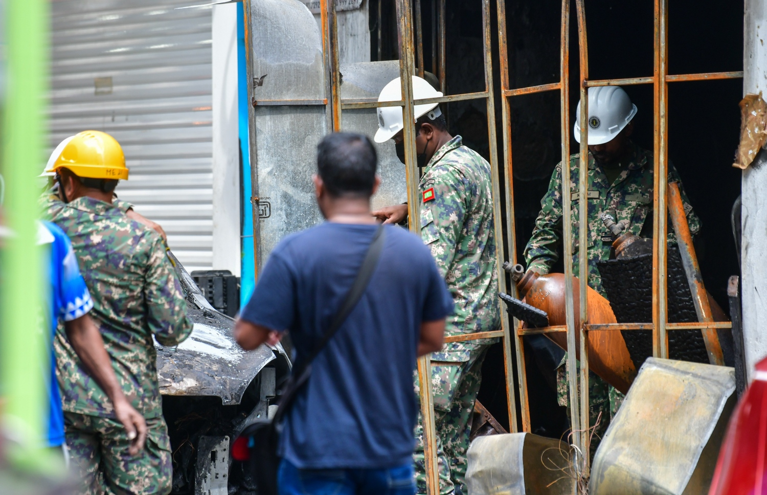 އަލިފާނުގެއަލިފާނުގެ ހާދިސާ ހިނގި މ. ސެންޑްރޯސްގެ ތެރެއިން ސިފައިން ބައެއް އެއްޗެހި ނެރެނީ -- ފޮޓޯ: ނިޝާން އަލީ | މިހާރު