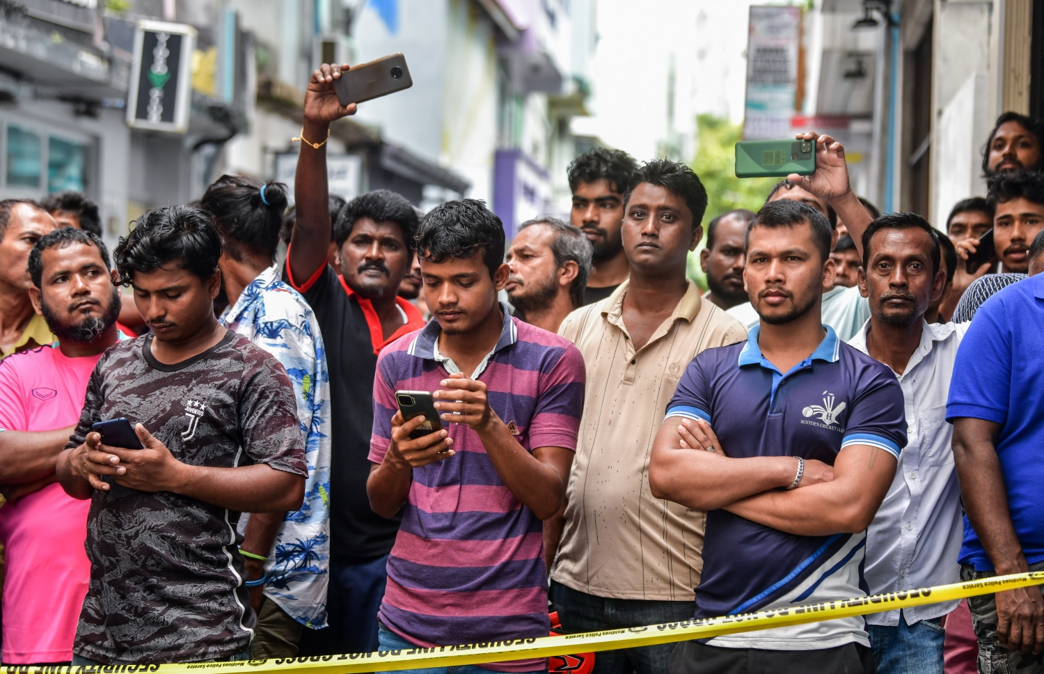 އަލިފާނުގެ ހާދިސާ ހިނގި ސަރަހައްދަށް އެއްވެފައި ތިބި ބިދޭސީންތަކެއް: މަރުވި މީހުންގެ ތެރޭގައި ގިނައީ އިންޑިއާގެ މީހުން.---ފޮޓޯ: ފަޔާޒު މޫސާ| މިހާރު