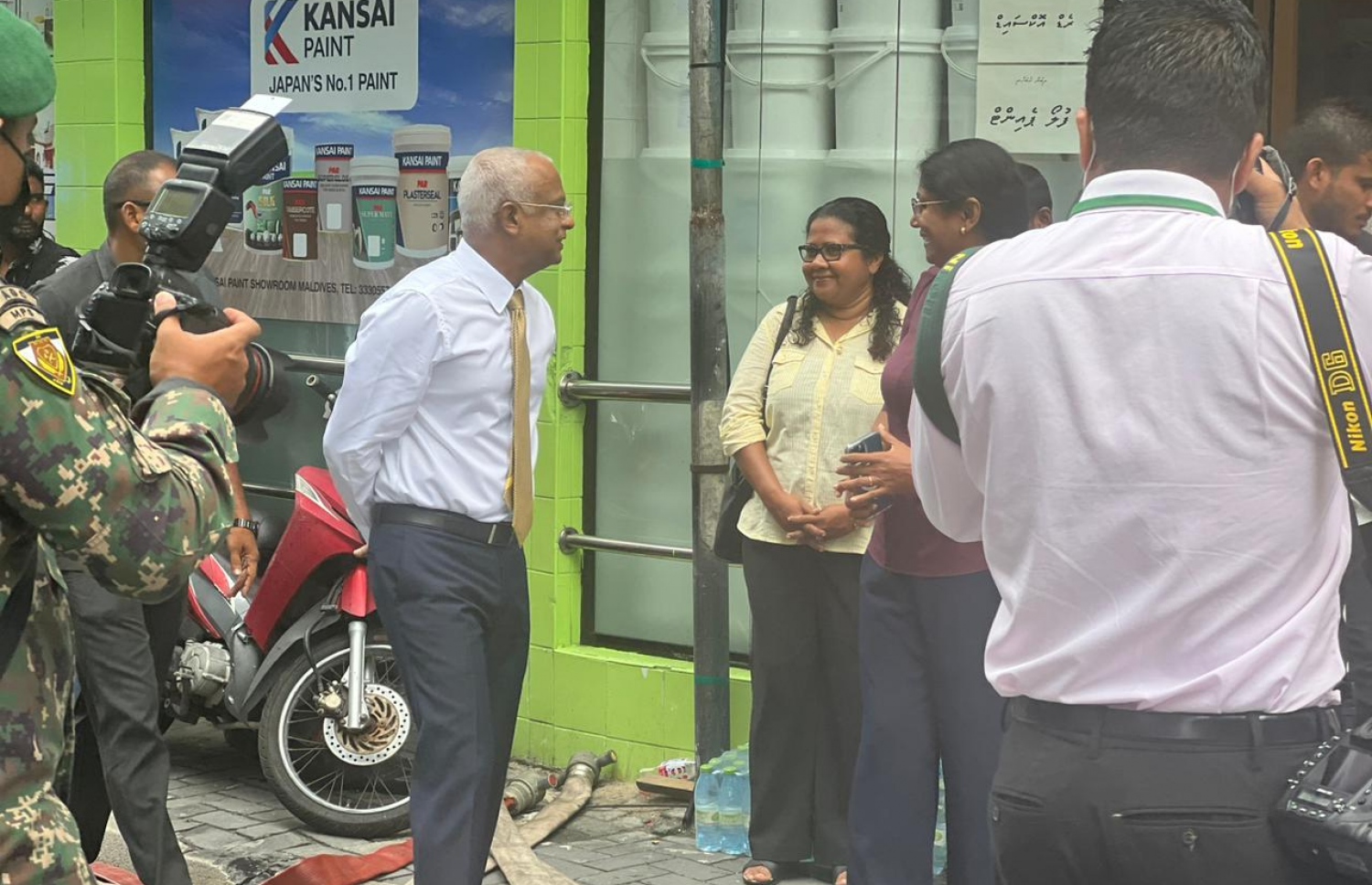 ރައީސް އިބްރާހިމް މުހައްމަދު ސޯލިހު، އަލިފާނުގެ ހާދިސާ ހިނގި ސަރަހައްދަށް ވަޑައިގެން މައުލޫމާތު ސާފުކުރައްވަނީ.---ފޮޓޯ: ފަޔާޒު މޫސާ| މިހާރު