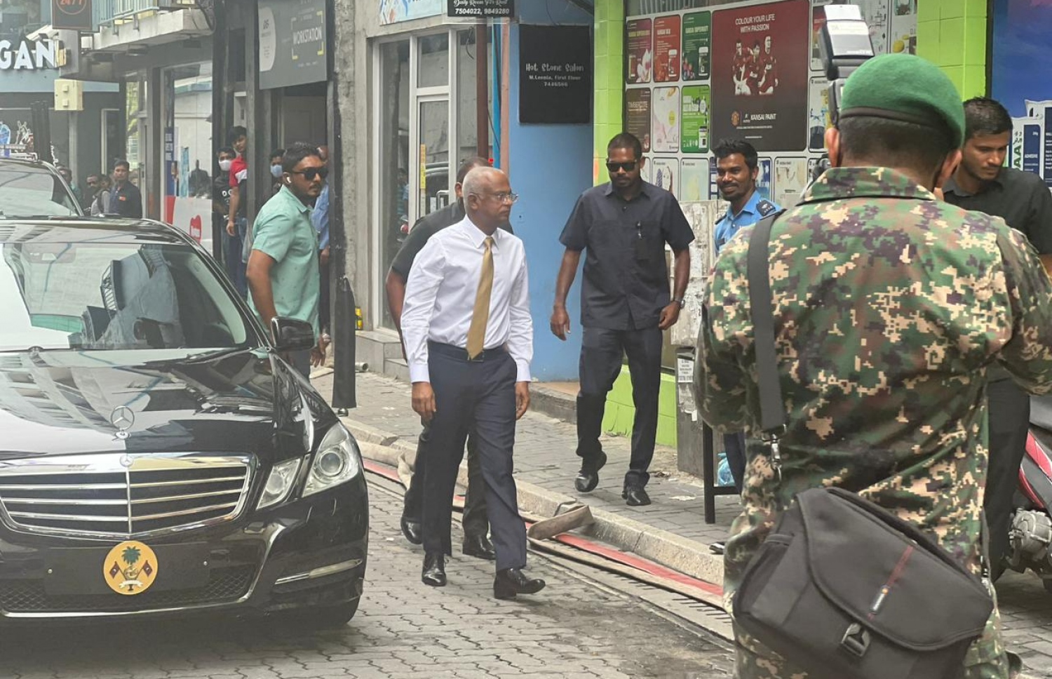 ރައީސް އިބްރާހިމް މުހައްމަދު ސޯލިހު، އަލިފާނުގެ ހާދިސާ ހިނގި ސަރަހައްދަށް ވަޑައިގެން މައުލޫމާތު ސާފުކުރައްވަނީ.---ފޮޓޯ: ފަޔާޒު މޫސާ| މިހާރު