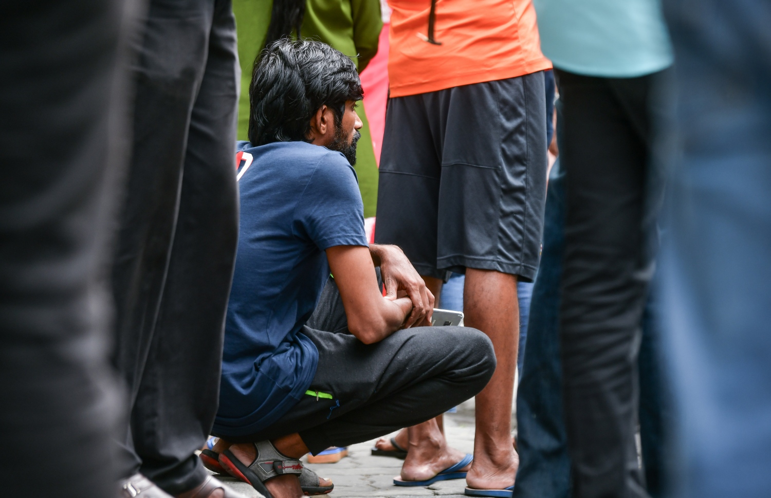 އިއްޔެ ރޭގެ އަލިފާނުގެ ހާދިސާގައި ސަލާމަތްވި އިންޑިއާގެ ޒުވާނަކު މޯޗަރީ ކައިރީގައި މަޑުކޮށްލައިގެން -- ފޮޓޯ: ފަޔާޒް މޫސާ/ މިހާރު