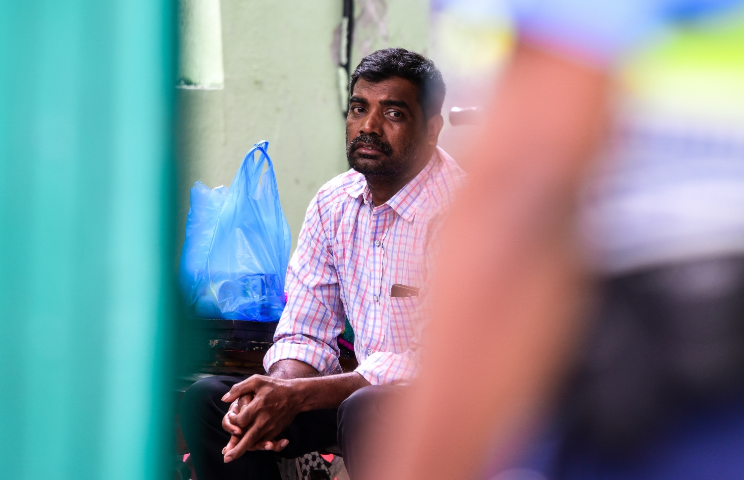އިއްޔެ ރޭގެ އަލިފާނުގެ ހާދިސާގައި މަރުވި މީހެއްގެ އާއިލާ މީހަކު ގަލޮޅު މޯޗަރީގައި މަޑުކޮށްލައިގެން -- ފޮޓޯ: ފަޔާޒް މޫސާ/ މިހާރު
