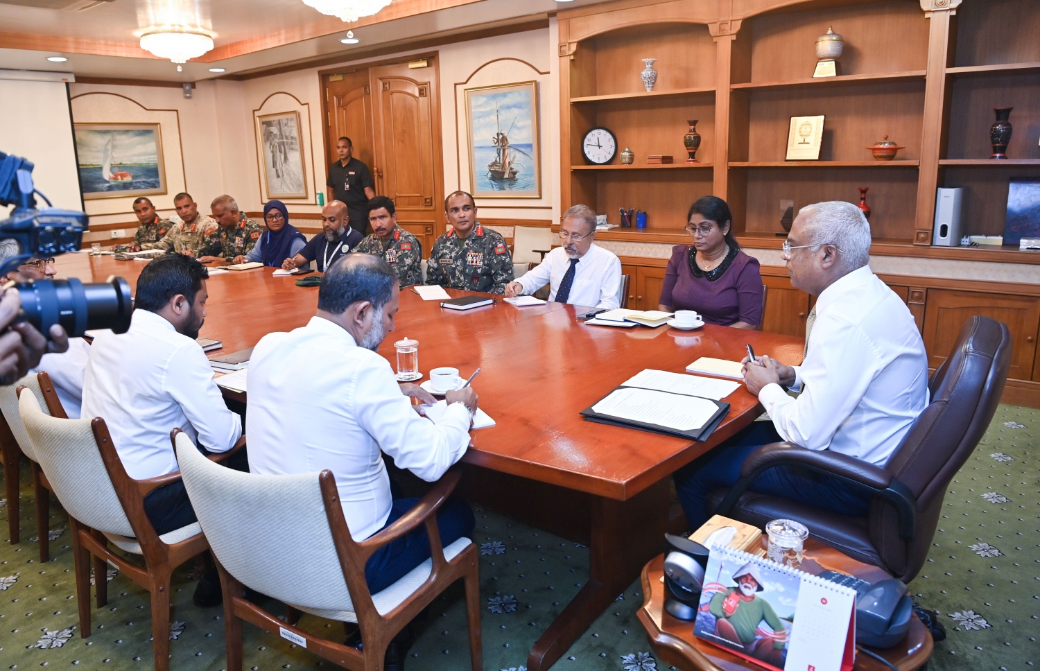 މ. ސެންޑްރޯސް ހުޅަނގުބައިގައި ހިނގި އަލިފާނުގެ ހާދިސާއާ ގުޅިގެން، ސަރުކާރުގެ ކަމާބެހޭ އިދާރާތަކާ ރައީސް އިބްރާހިމް މުހައްމަދު ސޯލިހު މަޝްވަރާކުރައްވަނީ -- ފޮޓޯ: ރައީސް އޮފީސް