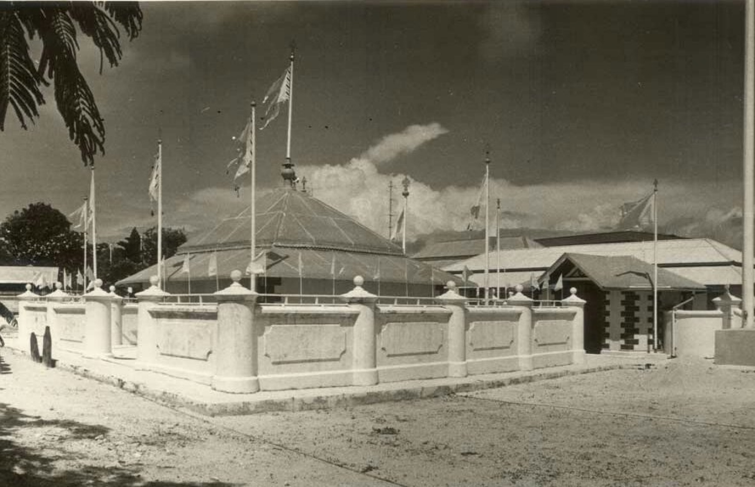 ކުރީގައި މެދުޒިޔާރަތުގައި ދިދަ ނަގާފައި ހުރި ތަން ފެންނަ ފޮޓޯއެއް. މިއީ ދިވެހި ތާރީހު ދިރާސާކުރައްވާ ނާޖިހު ދީދީ ޓުވިޓާގައި ހިއްސާކުރައްވާފައިވާ ފޮޓޯއެއް.