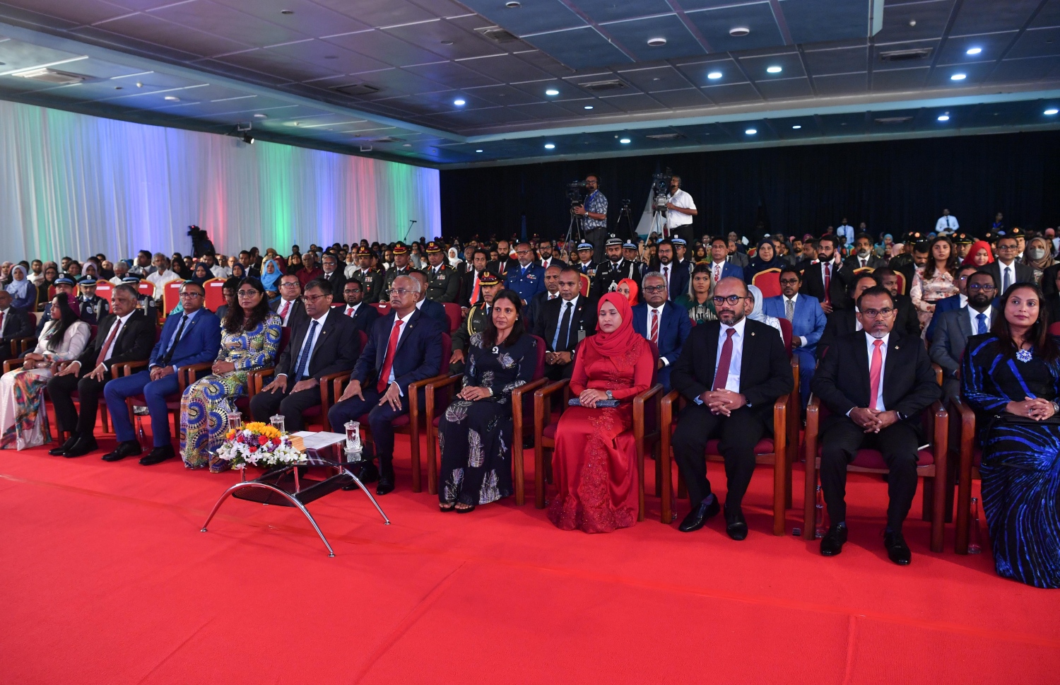 ދަރުބާރުގޭގައި ބޭއްވި ޖުމްހޫރީ ދުވަހުގެ ޖަލްސާގައި ރައީސް އިބްރާހިމް މުހައްމަދު ސޯލިހުގެ ދެކަނބަލުންނާއި ސަރުކާރުގެ ބައެއް އިސްވެރިން އަދި އެކި ފަންތީގެ މީހުން ބައިވެރިވަނީ.--- ފޮޓޯ؛ ރައީސް އޮފީސް